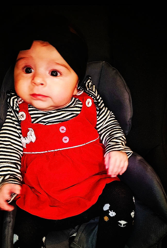 Ambre participe au concours pour gagner de l'argent avec cette photo : baby, baby_carriage, baby_products, baby_safety, baby_toddler_clothing, cap, carmine, cheek, child, collar, fashion_accessory, flash_photography, happy, headwear, lip, magenta, person, personal_protective_equipment, portrait_photography, sitting