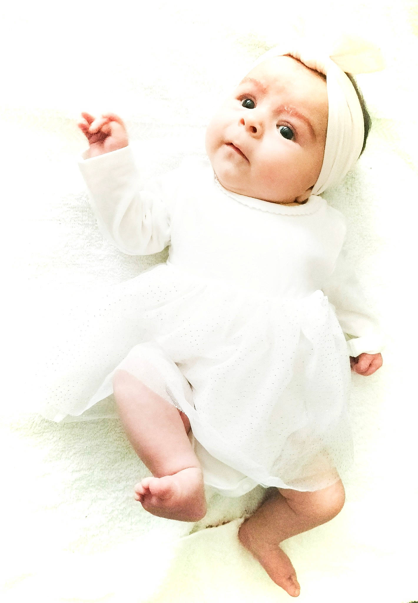 Ambre a rejoint le concours — aidez-le/la à gagner de superbes lots ! baby, baby_toddler_clothing, barefoot, cheek, child, collar, comfort, face, finger, foot, gesture, hand, happy, headgear, headwear, human_leg, person, pink, skin, sleeve