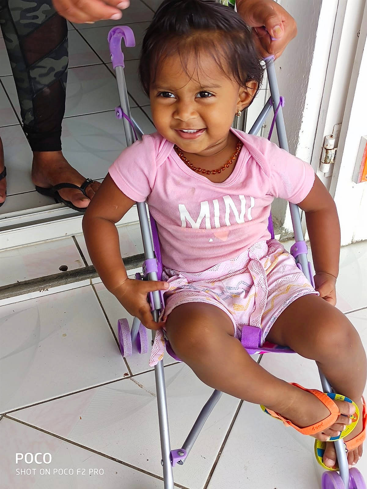 Djya participe au concours pour gagner de l'argent avec cette photo : baby_toddler_clothing, child, child_model, finger, foot, hand, happy, human_body, lap, leg, mouth, person, pink, purple, sandal, sitting, sock, thigh, thumb, toddler