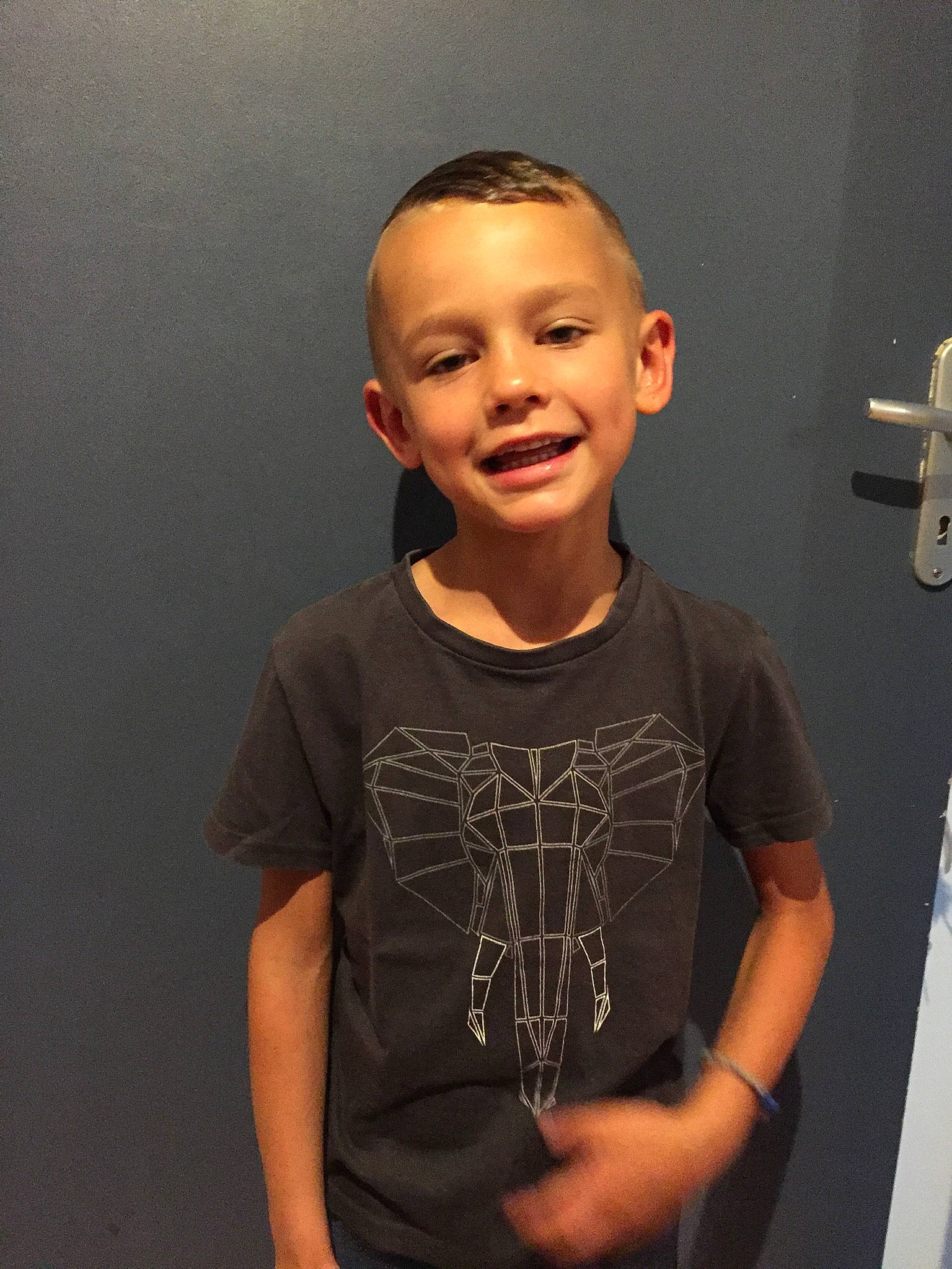 Clément participe au concours pour gagner de l'argent avec cette photo : cheek, chest, child, chin, elbow, electric_blue, eyewear, flash_photography, forehead, fun, gesture, happy, head, jaw, joy, neck, person, sleeve, smile, standing