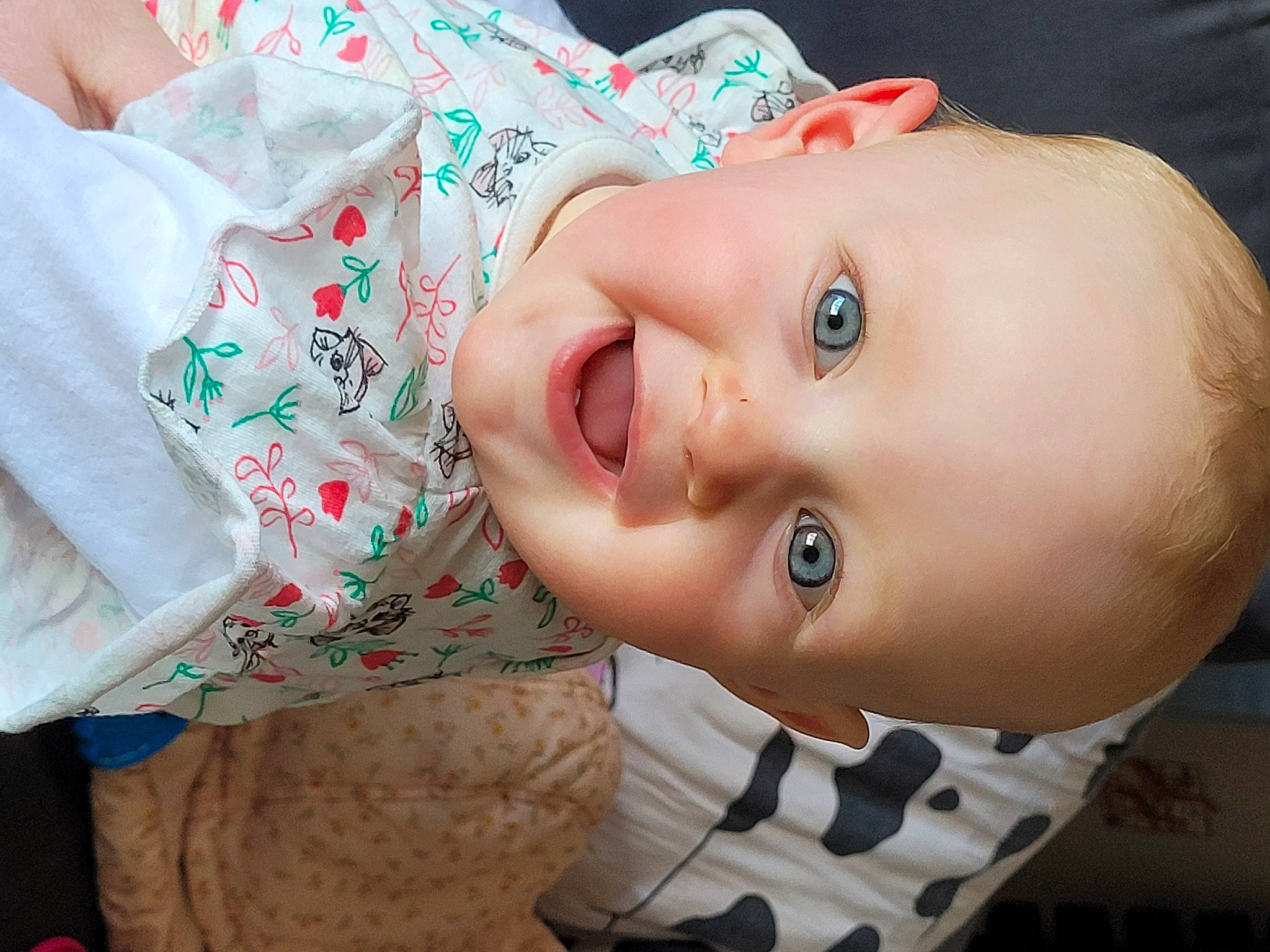 Lyana participe au concours pour gagner de l'argent avec cette photo : baby_toddler_clothing, cheek, chin, dress, eye, eyelash, face, facial_expression, hat, human, human_body, lip, mouth, neck, nose, person, plant, skin, sleeve, smile