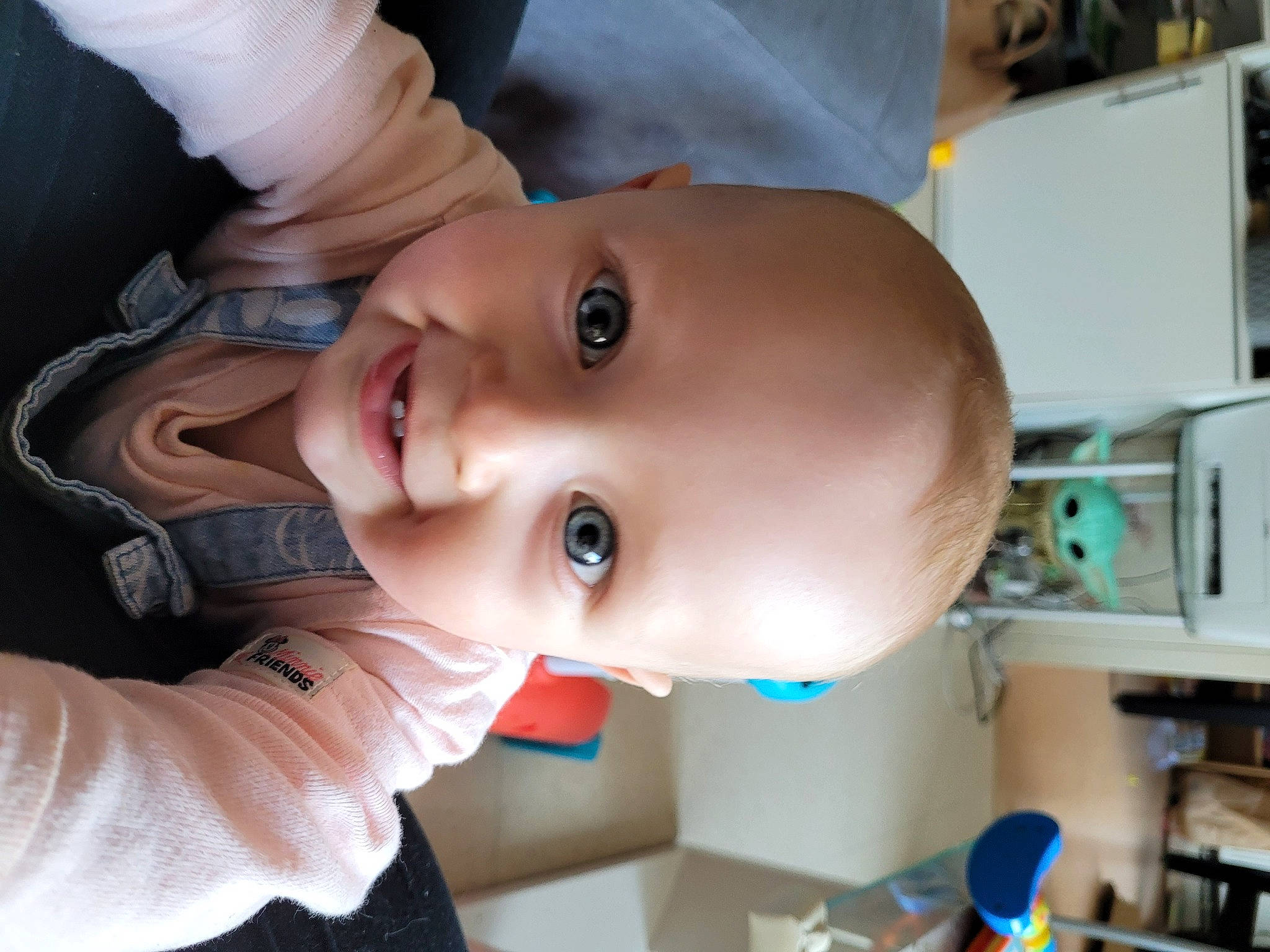 Lyana a rejoint le concours — aidez-le/la à gagner de superbes lots ! cheek, chin, cool, ear, eye, eyebrow, eyelash, finger, forehead, gesture, happy, headgear, iris, jaw, lip, mouth, nose, person, skin, smile