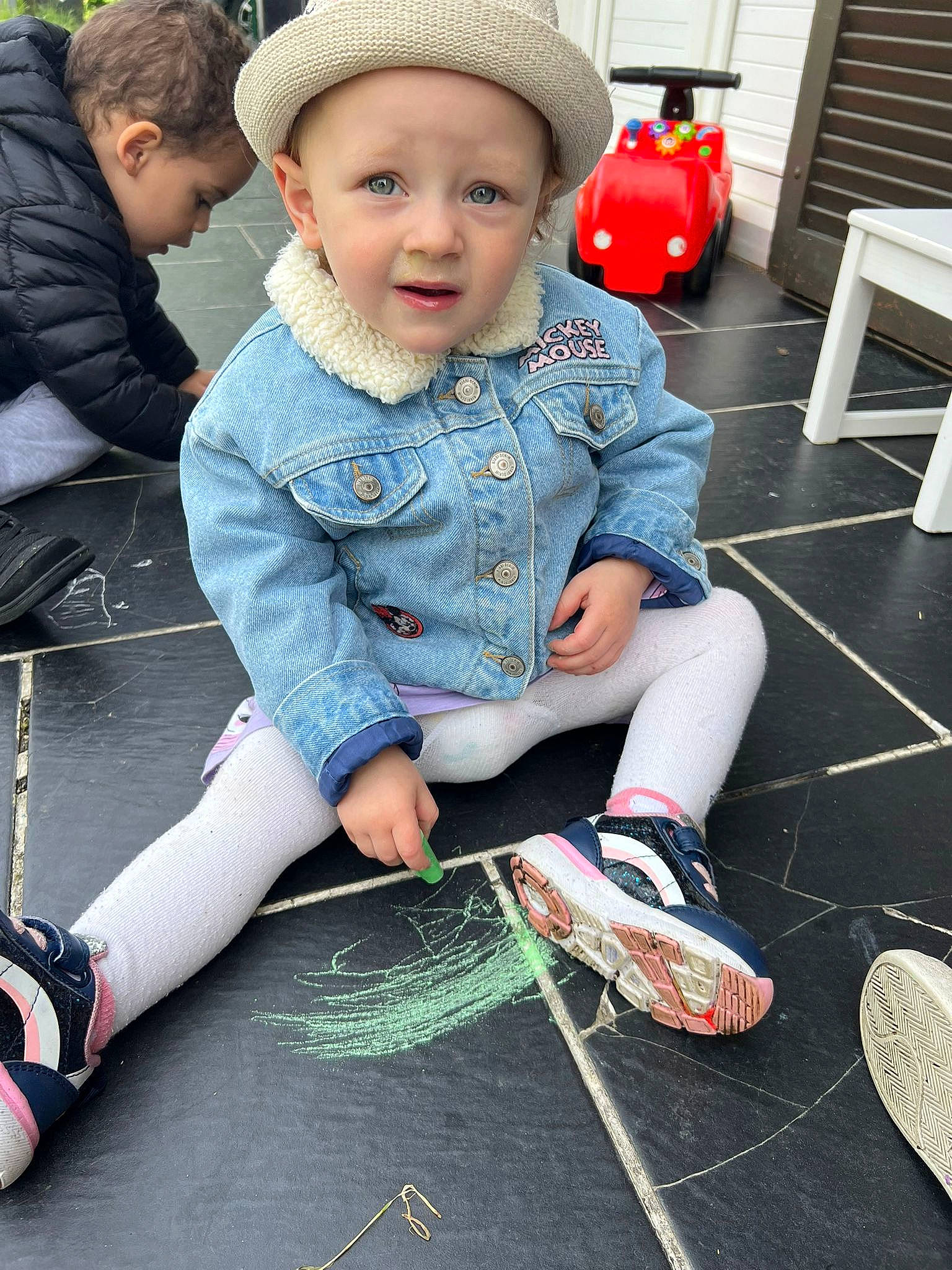 Lyana a rejoint le concours — aidez-le/la à gagner de superbes lots ! baby, baby_toddler_clothing, cap, child, cool, electric_blue, face, flooring, grass, happy, headwear, human_leg, knee, leisure, pattern, person, photograph, red, shoe, sleeve