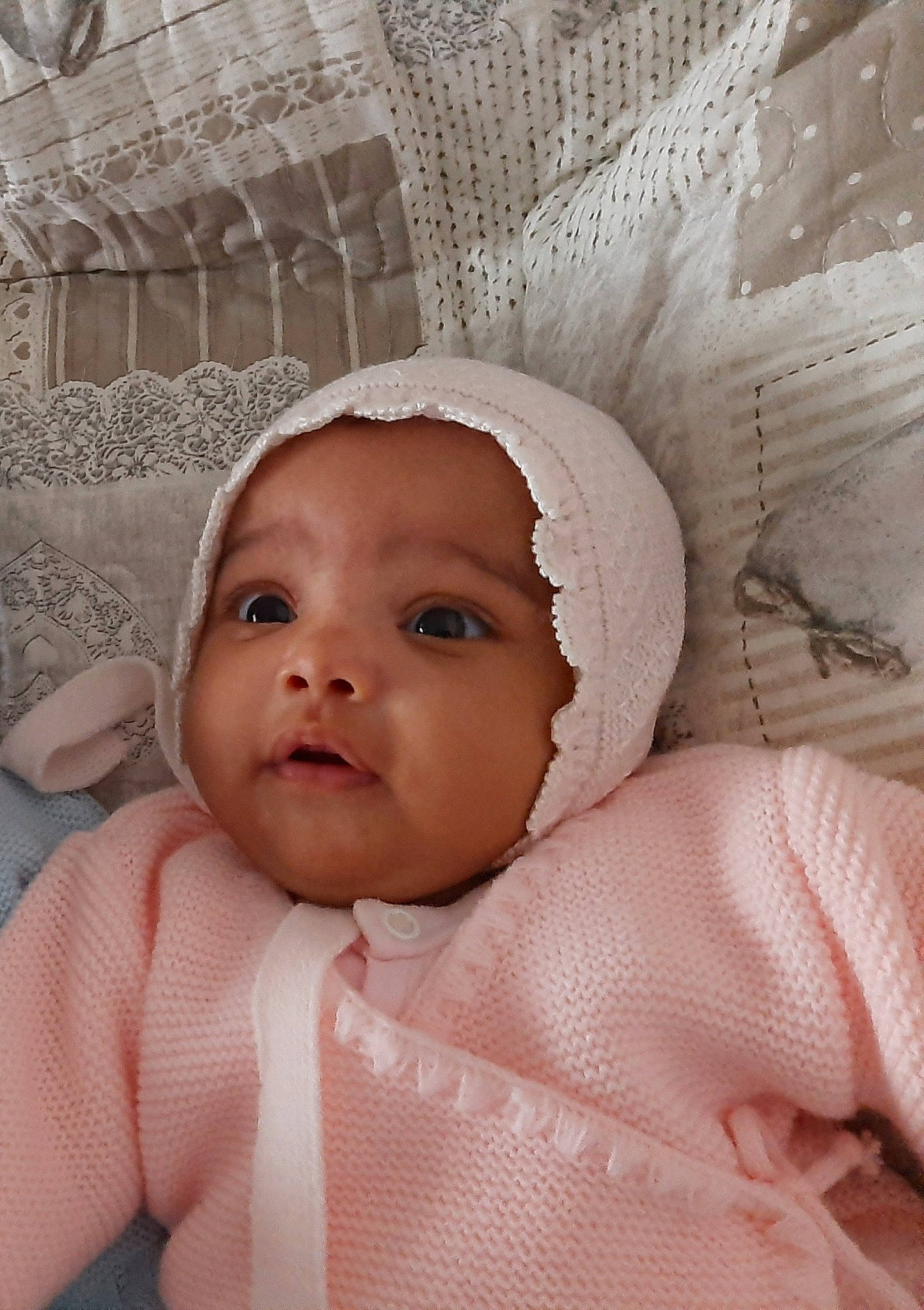 Dalia participe au concours pour gagner de l'argent avec cette photo : baby, baby_products, baby_safety, baby_sleeping, baby_toddler_clothing, cap, cheek, child, chin, comfort, eyelash, fashion_accessory, headgear, headwear, iris, linens, nose, person, pink, sleeve