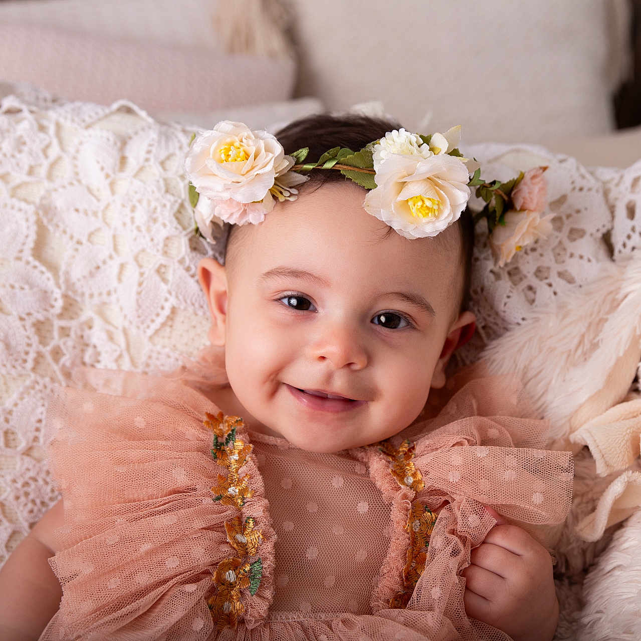 Nunzia participe au concours pour gagner de l'argent avec cette photo : accessories, baby, bodypart, clothing, couch, dress, face, finger, flower, flowerarrangement, flowerbouquet, furniture, hand, happy, head, person, photography, plant, portrait, smile