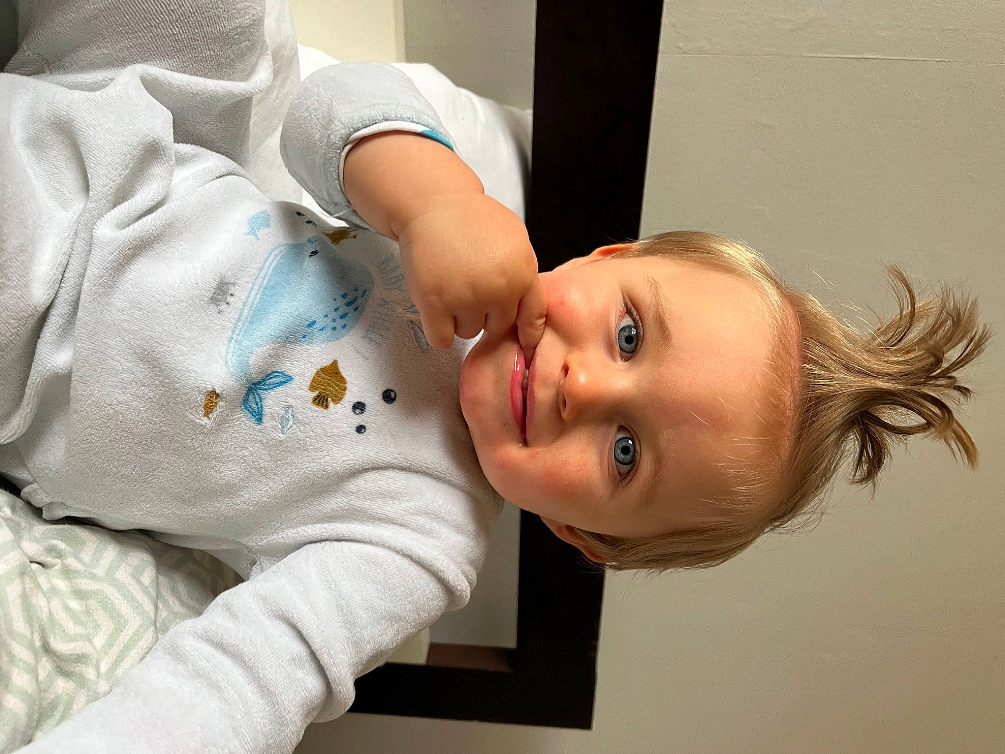 Hugo a rejoint le concours — aidez-le/la à gagner de superbes lots ! baby, baby_products, baby_sleeping, baby_toddler_clothing, beauty, blond, cheek, child, comfort, eyelash, face, facial_expression, happy, joy, mouth, nose, person, room, skin, sleeve