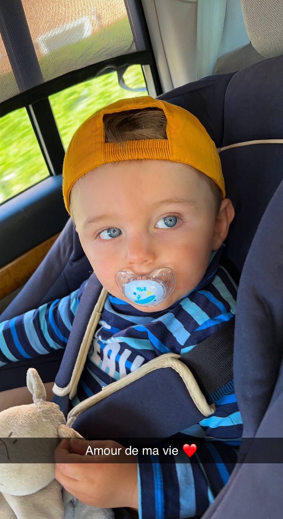 Hugo participe au concours pour gagner de l'argent avec cette photo : auto_part, baby, baby_carriage, baby_in_car_seat, baby_products, baby_safety, baby_toddler_clothing, car_seat, car_seat_cover, child, comfort, electric_blue, hat, head_restraint, headwear, motor_vehicle, person, personal_protective_equipment, seat_belt, steering_wheel
