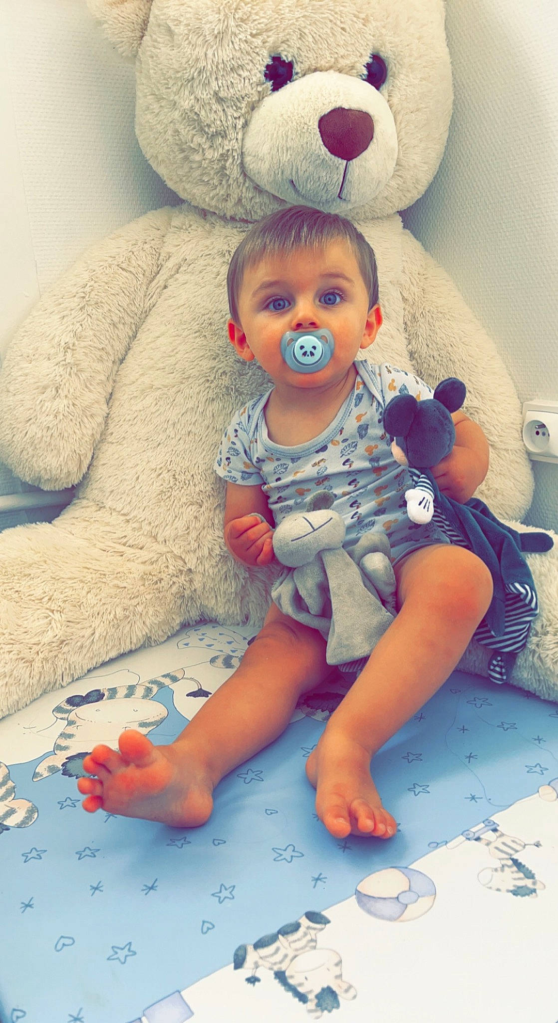 Hugo a rejoint le concours — aidez-le/la à gagner de superbes lots ! arm, azure, baby, baby_toddler_clothing, baby_toys, cheek, child, comfort, doll, happy, pattern, person, pink, sitting, skin, sleeve, stuffed_toy, textile, toddler, toy