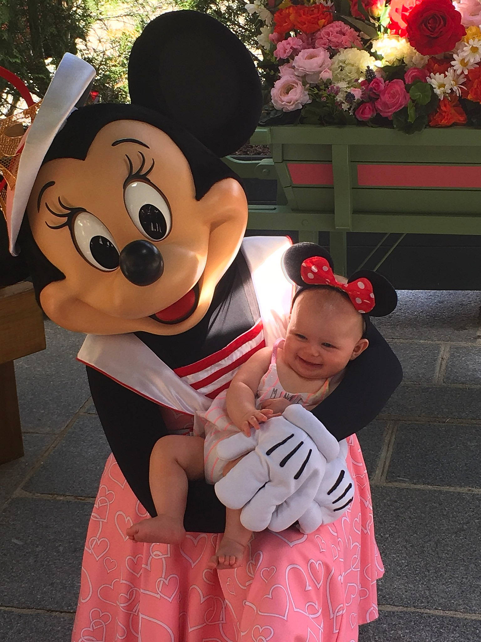 Layanna participe au concours pour gagner de l'argent avec cette photo : joy, mascot, person, pink, walt_disney_world