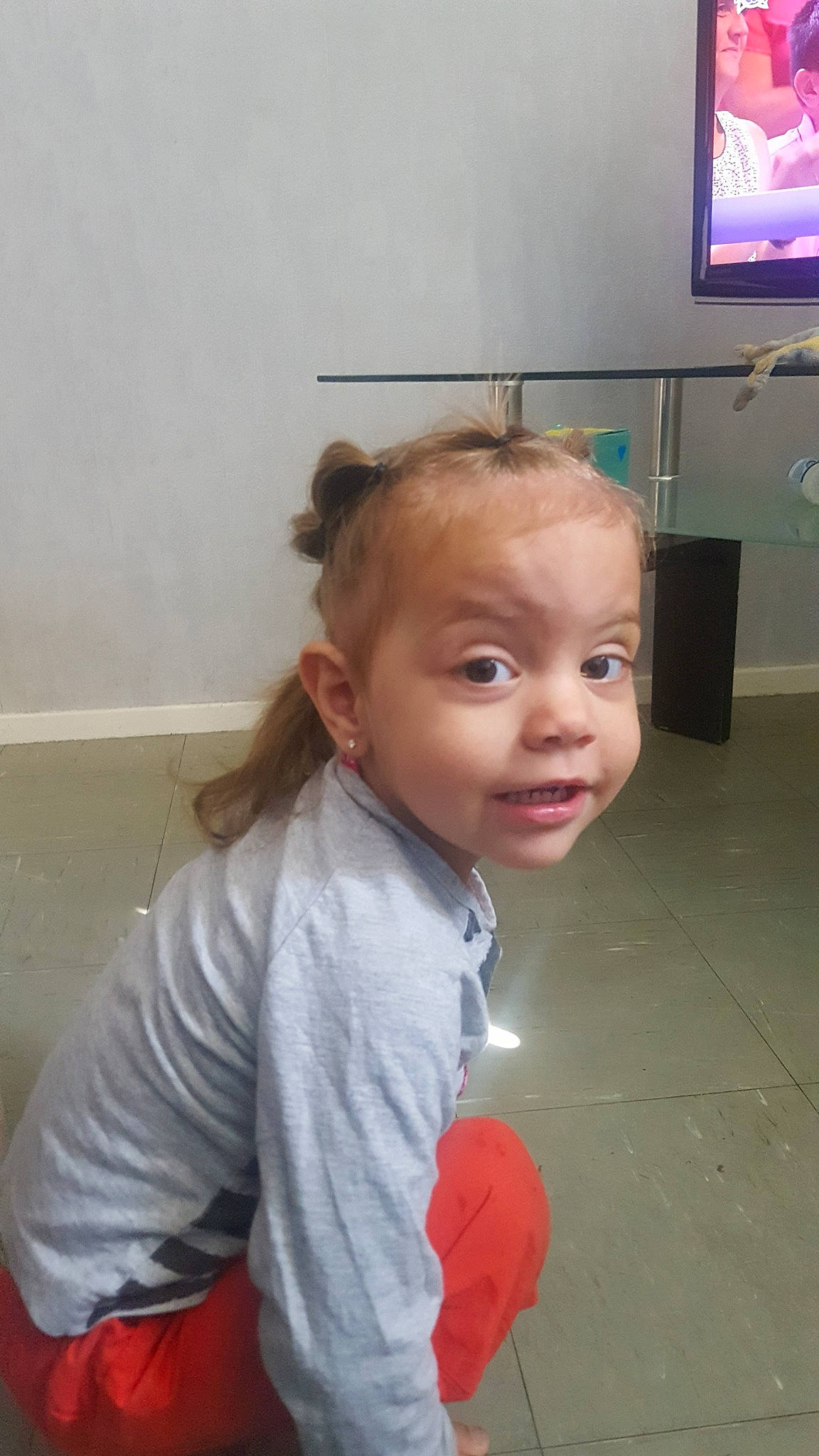 Elsa participe au concours pour gagner de l'argent avec cette photo : boy, cheek, child, chin, day, ear, eye, eyebrow, face, forehead, girl, hair, hairstyle, head, human_hair_color, nose, person, product, skin, standing