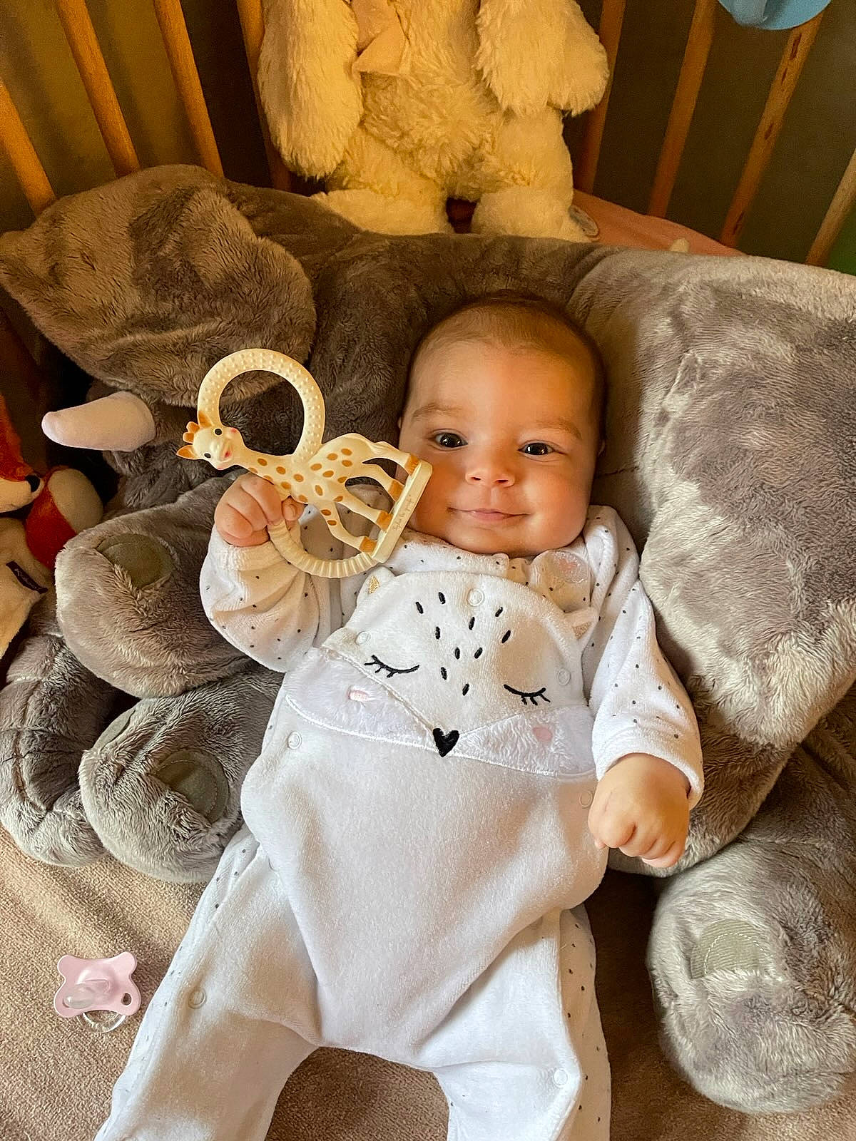 Elena a rejoint le concours — aidez-le/la à gagner de superbes lots ! baby, baby_toddler_clothing, child, comfort, flooring, fur, happy, hat, headgear, linens, people, person, product, room, sitting, sleeve, smile, textile, toddler, wood