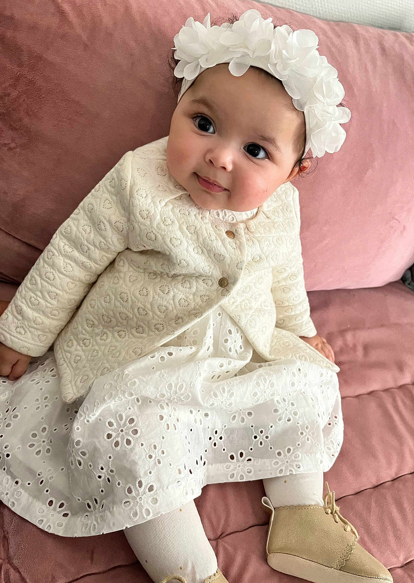 Tasnym Elazhar participe au concours pour gagner de l'argent avec cette photo : baby, child, girl, white_dress, headband, flower_crown, pink_couch, sitting, cute, portrait, footwear, jacket, tights, indoor, smiling, curly_hair, soft_lighting, closeup, happy, fashion