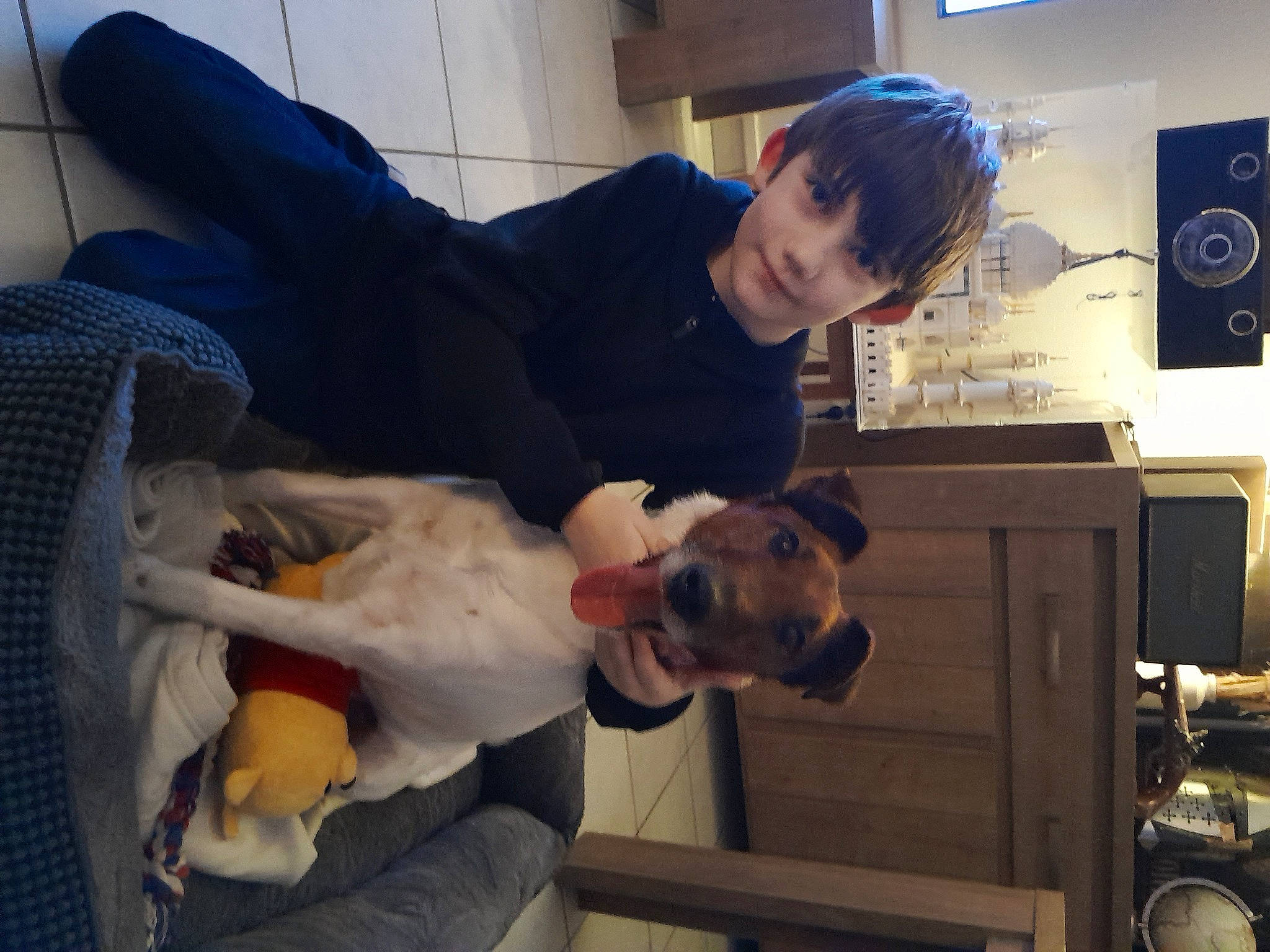 Prince a rejoint le concours — aidez-le/la à gagner de superbes lots ! comfort, companion_dog, elbow, event, eyewear, fun, room, t_shirt