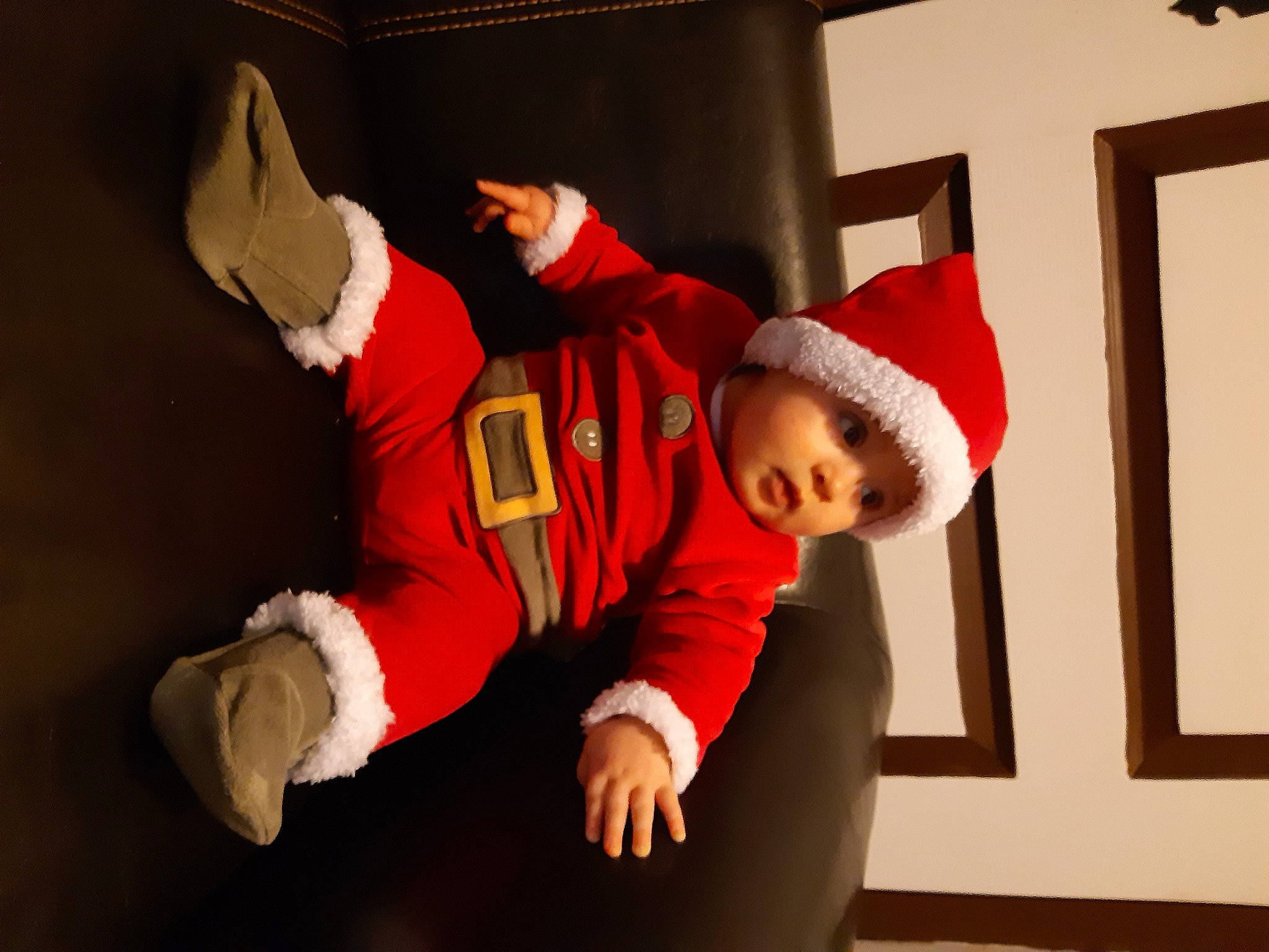 Mya participe au concours pour gagner de l'argent avec cette photo : baby, baby_toddler_clothing, carmine, christmas, christmas_eve, comfort, costume_hat, event, fictional_character, fur, gesture, happy, hat, headwear, holiday, lap, person, santa_claus, sleeve, t_shirt