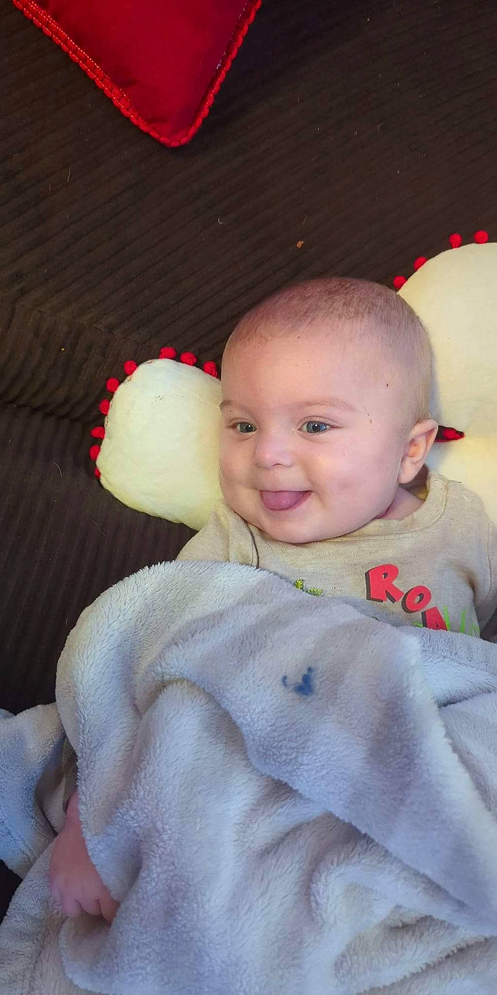 Axel is registered to the contest to win money with this photo: baby, baby_toddler_clothing, carmine, cheek, child, comfort, ear, finger, fun, gesture, happy, joy, lip, nose, person, sitting, skin, sleeve, smile, thumb