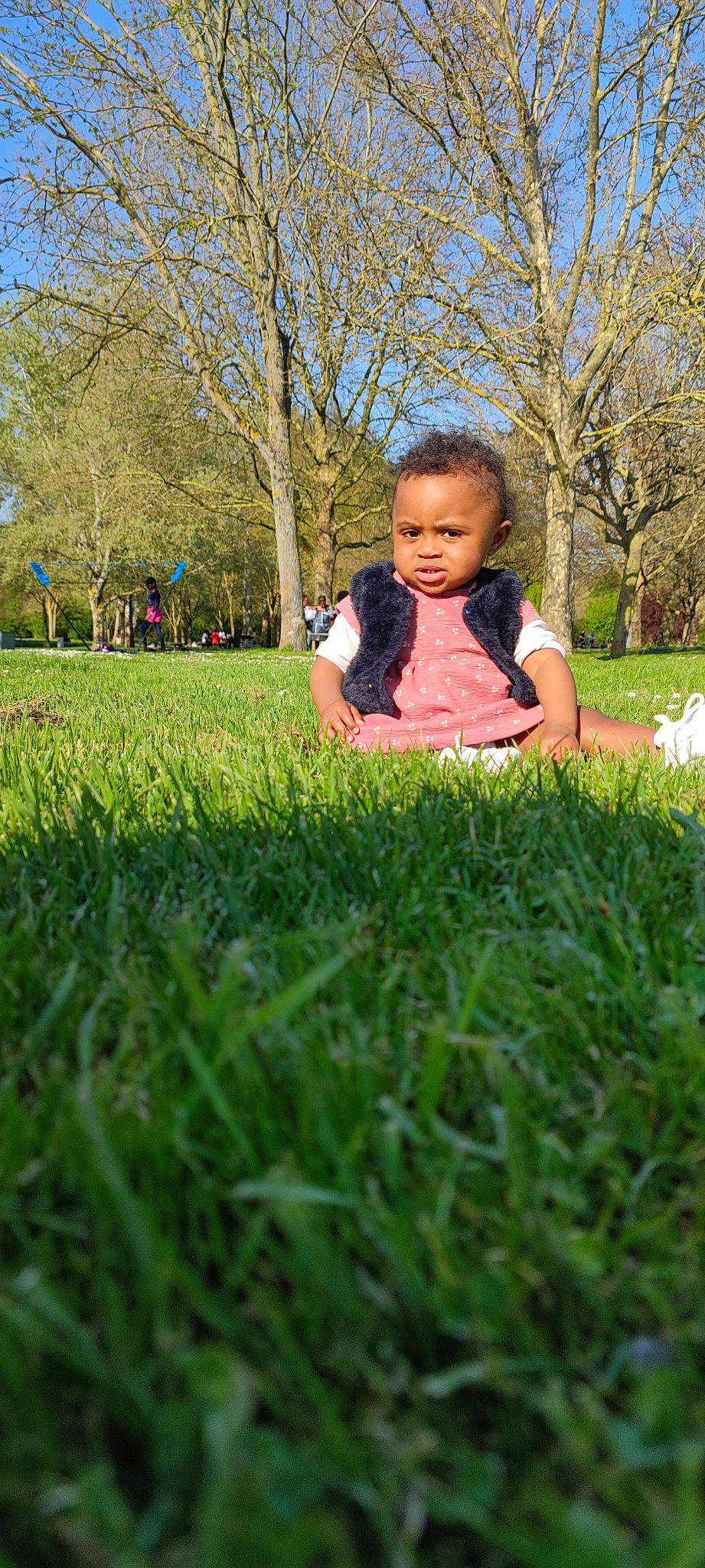 Stella a rejoint le concours — aidez-le/la à gagner de superbes lots ! baby, fun, garden, grass, grass_family, grassland, happy, landscape, lawn, leisure, meadow, natural_landscape, people_in_nature, person, plant, prairie, recreation, sitting, sky, toddler