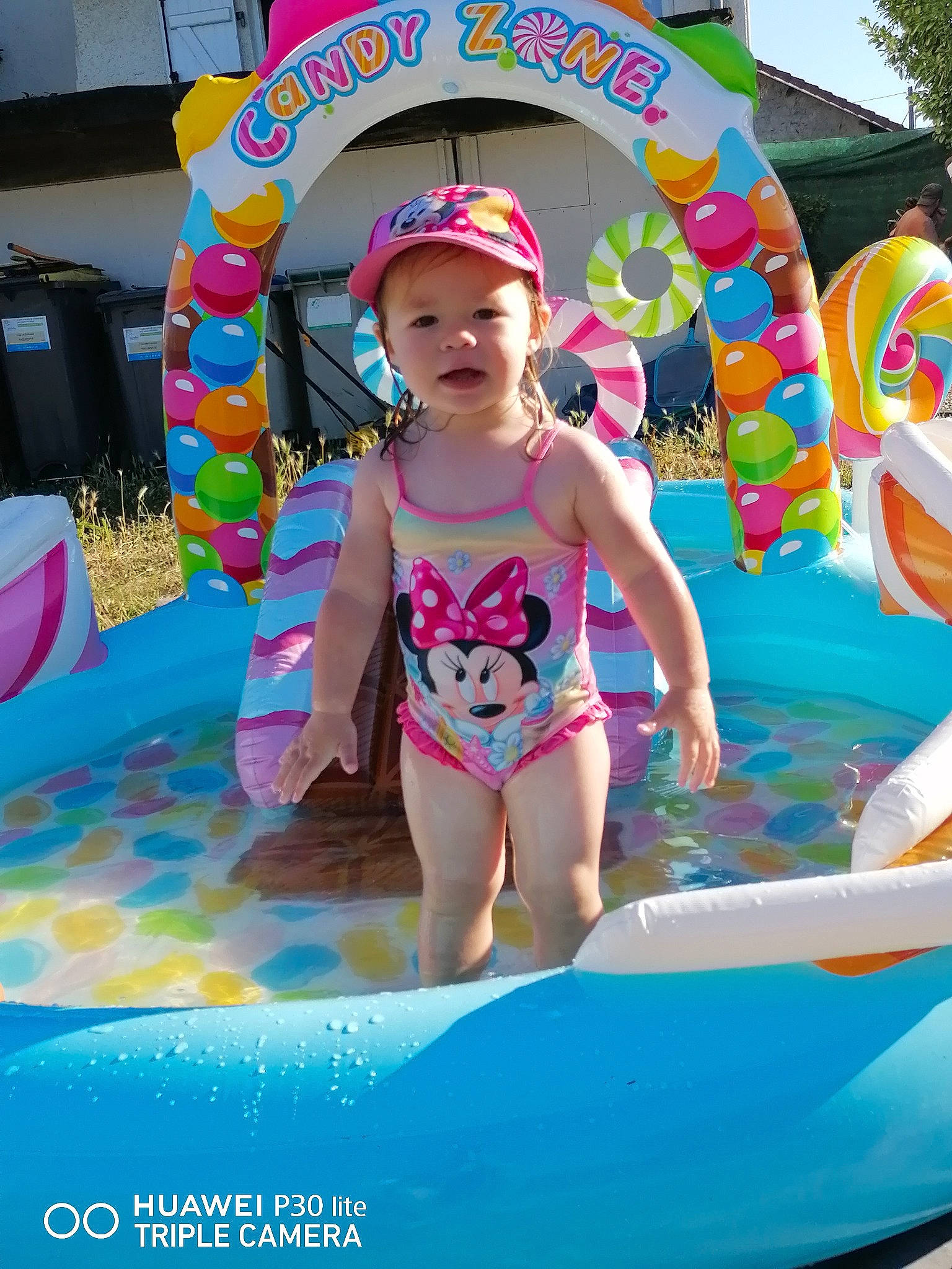 Alyah participe au concours pour gagner de l'argent avec cette photo : amusement_park, child, fun, games, headwear, inflatable, leisure, nonbuilding_structure, park, person, play, recreation, smile, summer, swimming_pool, toddler, vacation, water_park