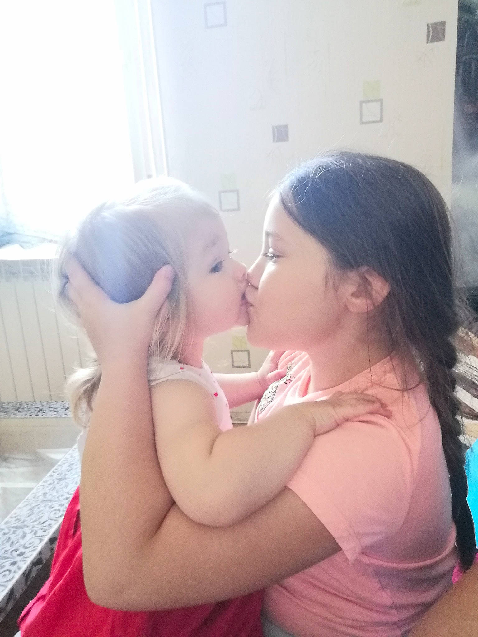 Inaya a rejoint le concours — aidez-le/la à gagner de superbes lots ! baby, cheek, child, gesture, hand, happy, hug, interaction, kiss, love, mouth, neck, nose, person, skin, smile, snapshot, toddler, vacation