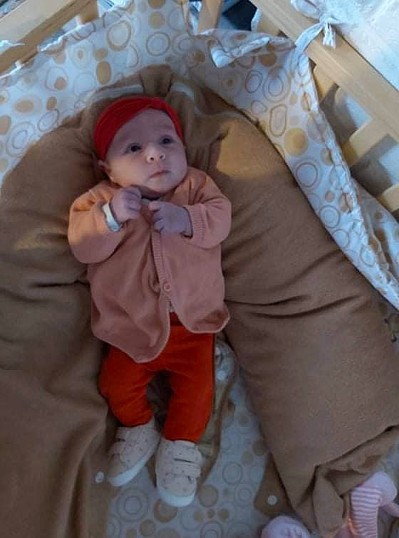 Leyla participe au concours pour gagner de l'argent avec cette photo : baby, baby_products, baby_safety, baby_toddler_clothing, bedding, cheek, child, comfort, flooring, fun, headwear, infant_bed, linens, mouth, person, room, sitting, sleeve, toddler