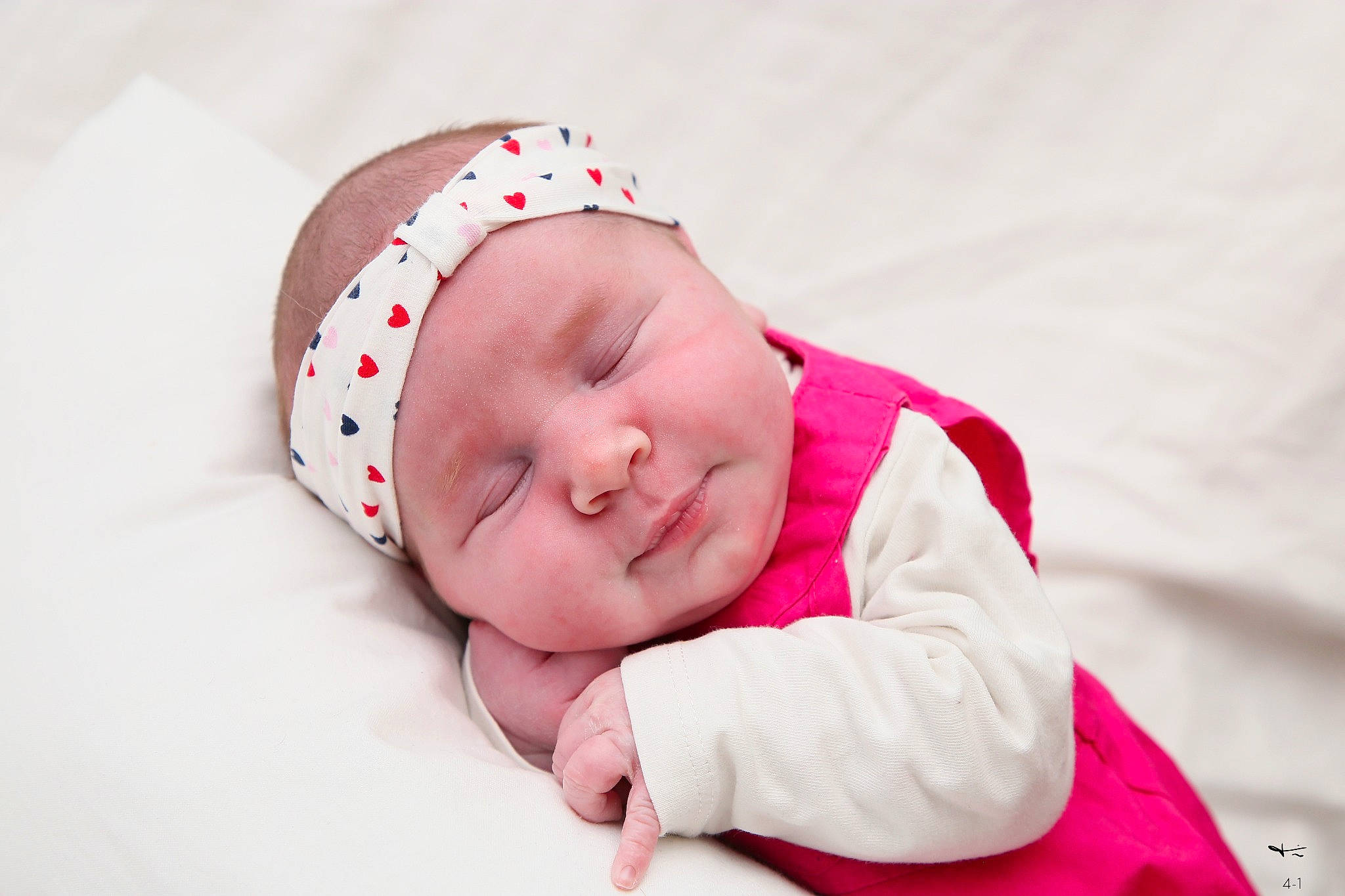 Leyla participe au concours pour gagner de l'argent avec cette photo : baby, baby_sleeping, baby_toddler_clothing, beanie, cap, cheek, child, comfort, eye, fashion_accessory, grass, happy, head, headgear, headwear, magenta, pattern, person, pink, portrait_photography