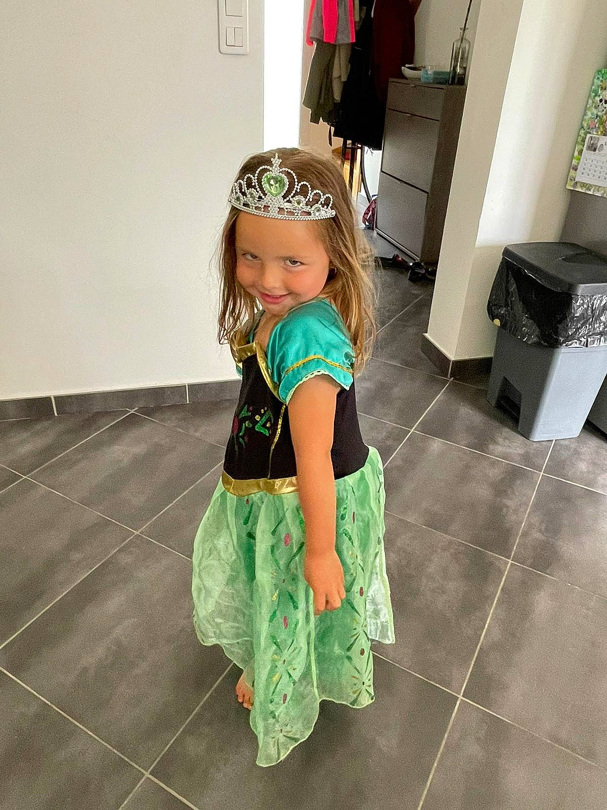 Nina a rejoint le concours — aidez-le/la à gagner de superbes lots ! baby_toddler_clothing, dress, fashion_accessory, fashion_design, floor, flooring, hair, happy, headwear, human_body, human_leg, joy, long_hair, magenta, pattern, person, play, sleeve, street_fashion, t_shirt