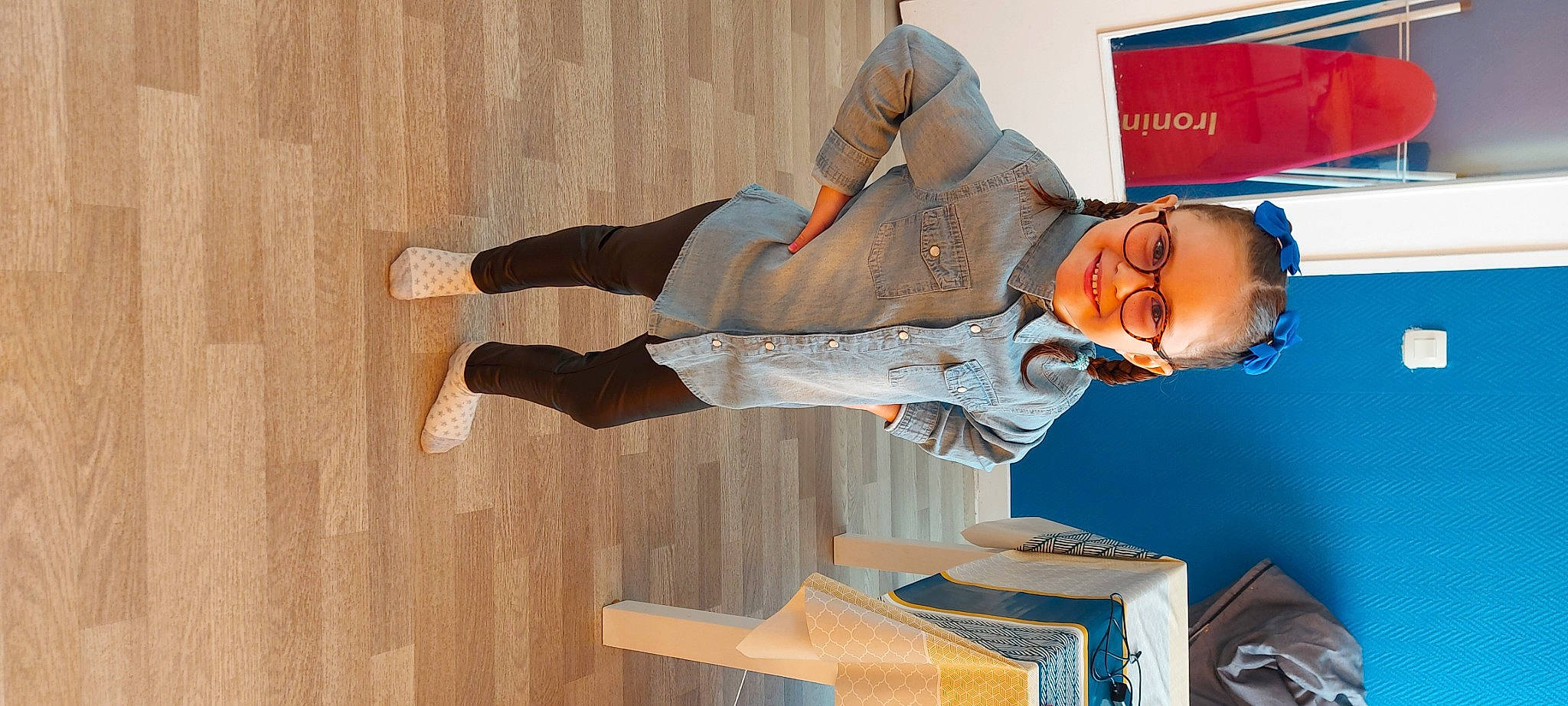 Leana participe au concours pour gagner de l'argent avec cette photo : art, box, carton, eyewear, flooring, fun, hardwood, human_leg, joy, knee, outdoor_shoe, person, personal_protective_equipment, sculpture, shipping_box, thigh, walking_shoe, wood, wood_stain