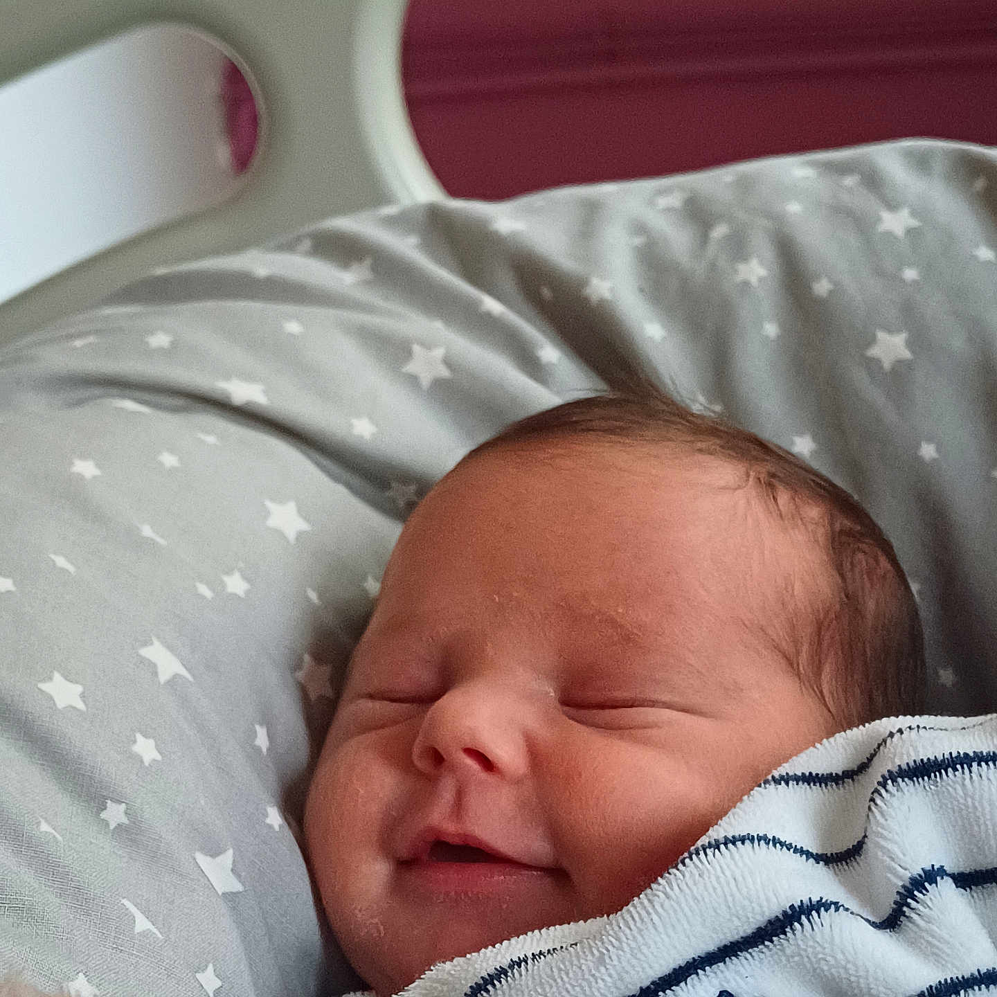 Noah a rejoint le concours — aidez-le/la à gagner de superbes lots ! architecture, baby, bed, bedroom, blanket, building, cushion, face, furniture, head, homedecor, hospital, indoors, newborn, person, photography, portrait, quilt, room, sleeping