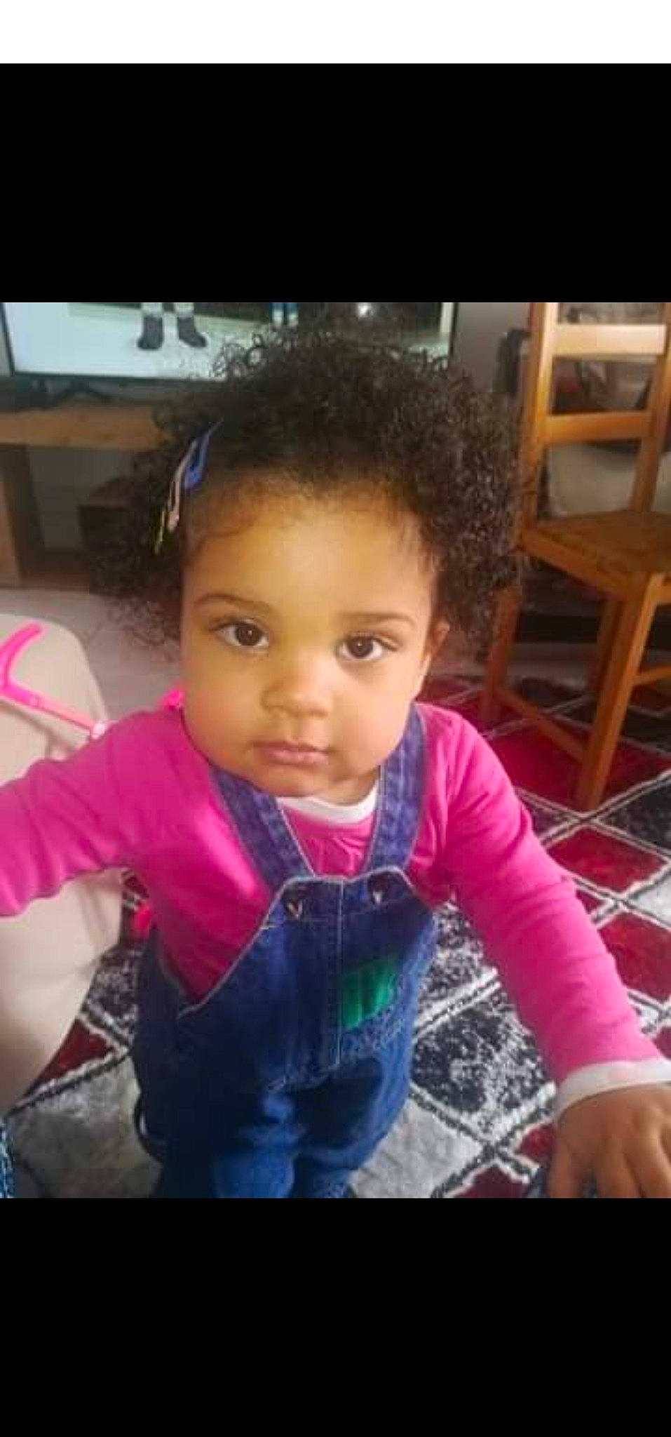 Helena a rejoint le concours — aidez-le/la à gagner de superbes lots ! black_hair, chair, cheek, cool, ear, eye, eyebrow, eyelash, face, hair, hairstyle, happy, head, iris, lip, mouth, nose, person, skin, sleeve