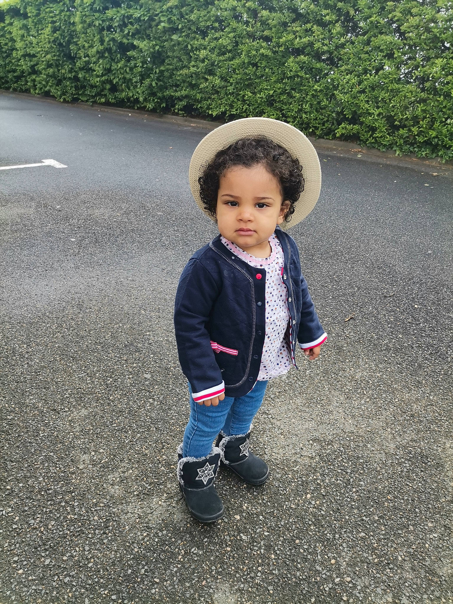Helena a rejoint le concours — aidez-le/la à gagner de superbes lots ! asphalt, child, electric_blue, grass, happy, hat, landscape, leaf, outerwear, pattern, people_in_nature, person, plant, road, road_surface, shadow, sidewalk, smile, tar, toddler