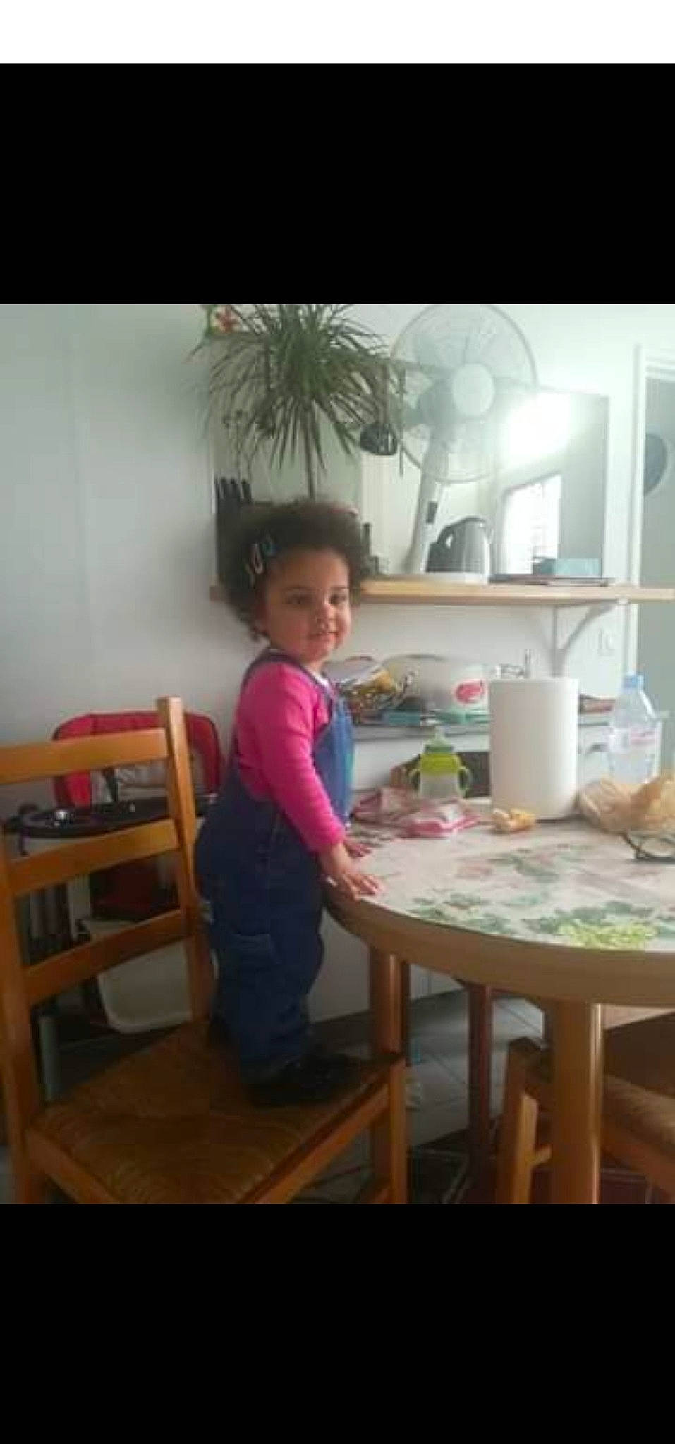 Helena participe au concours pour gagner de l'argent avec cette photo : chair, desk, drawer, flooring, furniture, hardwood, home, house, houseplant, interior_design, kitchen, person, plant, plate, room, serveware, sitting, table, tableware, toddler