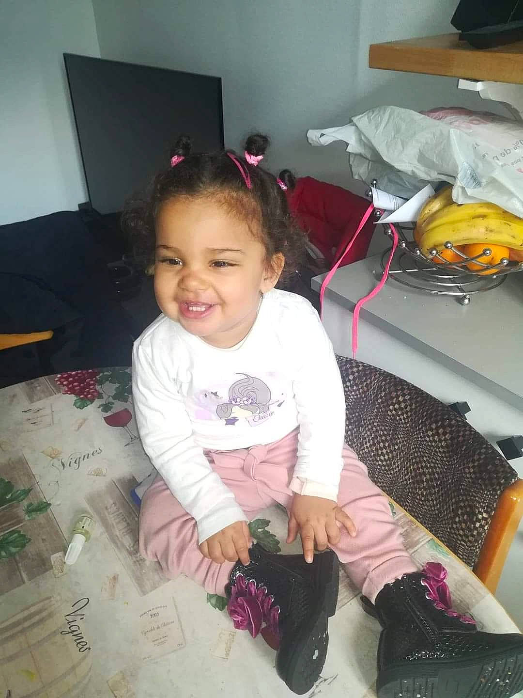 Helena a rejoint le concours — aidez-le/la à gagner de superbes lots ! audio_equipment, baby, baby_toddler_clothing, black, child, comfort, flooring, fun, gadget, hair, happy, head, home_appliance, joy, lap, luggage_and_bags, person, room, sitting, smile