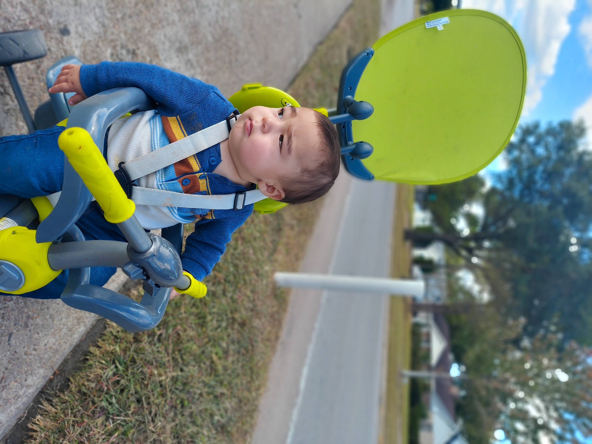 Mateo is registered to the contest to win money with this photo: baby, baby_toddler_clothing, balloon, child, city, electric_blue, fun, happy, hat, leisure, outdoor_play_equipment, party_supply, person, play, recreation, sky, smile, t_shirt, toddler, tree