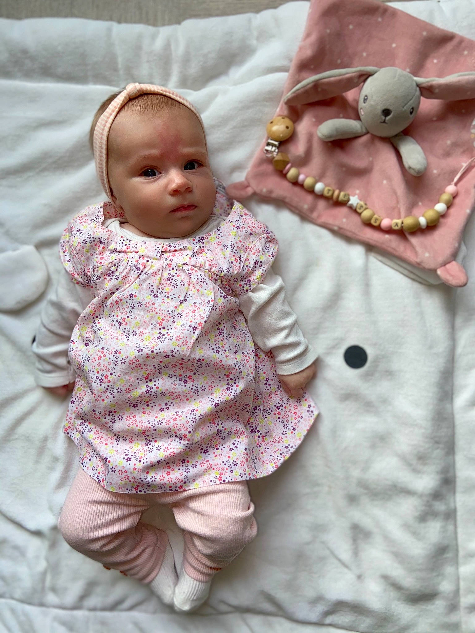 Tessa participe au concours pour gagner de l'argent avec cette photo : baby, baby_toddler_clothing, cheek, child, dress, face, happy, headgear, human_body, linens, mammal, outerwear, pattern, person, pink, product, skin, sleeve, textile, toddler