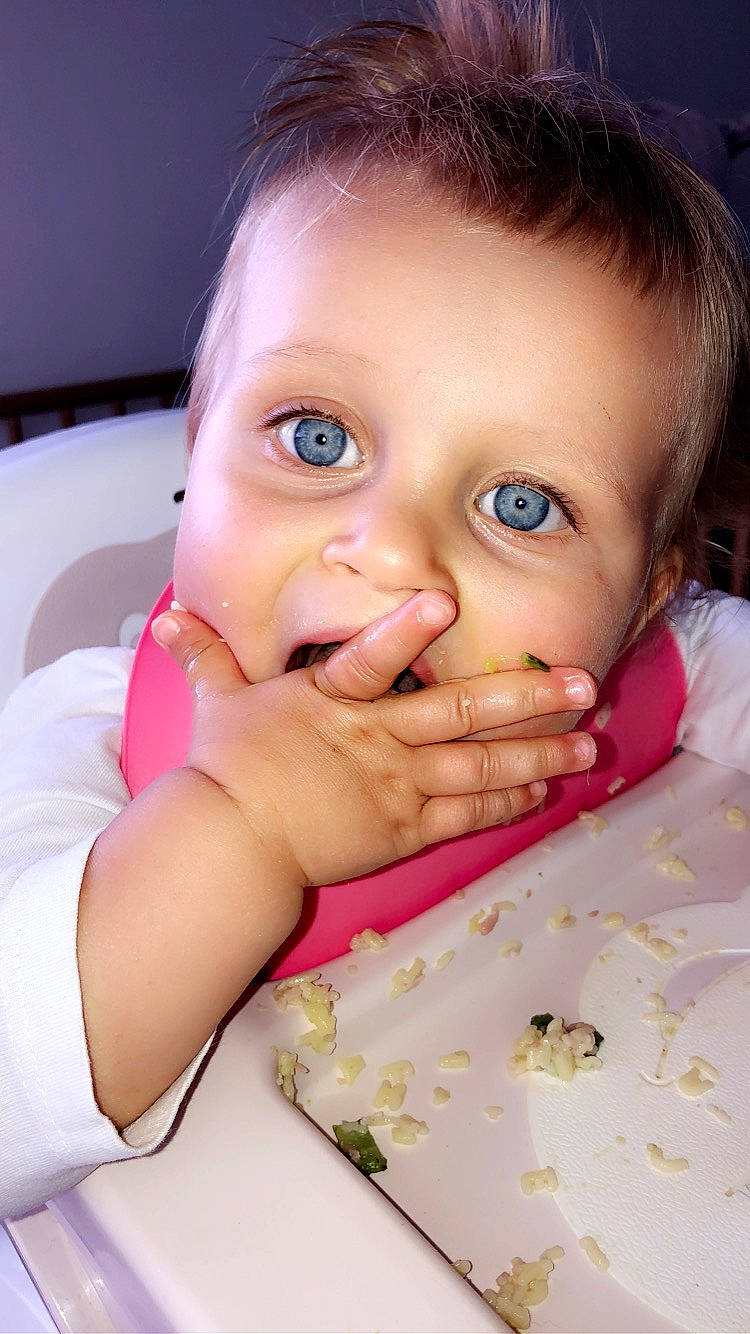 Célya participe au concours pour gagner de l'argent avec cette photo : baby, cheek, child, close_up, eating, eye, eyebrow, eyelash, face, food, forehead, head, lip, mouth, nose, person, pink, skin, smile, sweetness
