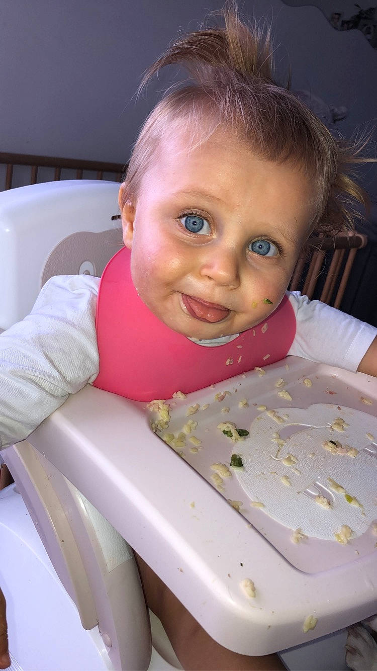 Célya participe au concours pour gagner de l'argent avec cette photo : baby, cheek, child, face, food, person, skin, smile, toddler