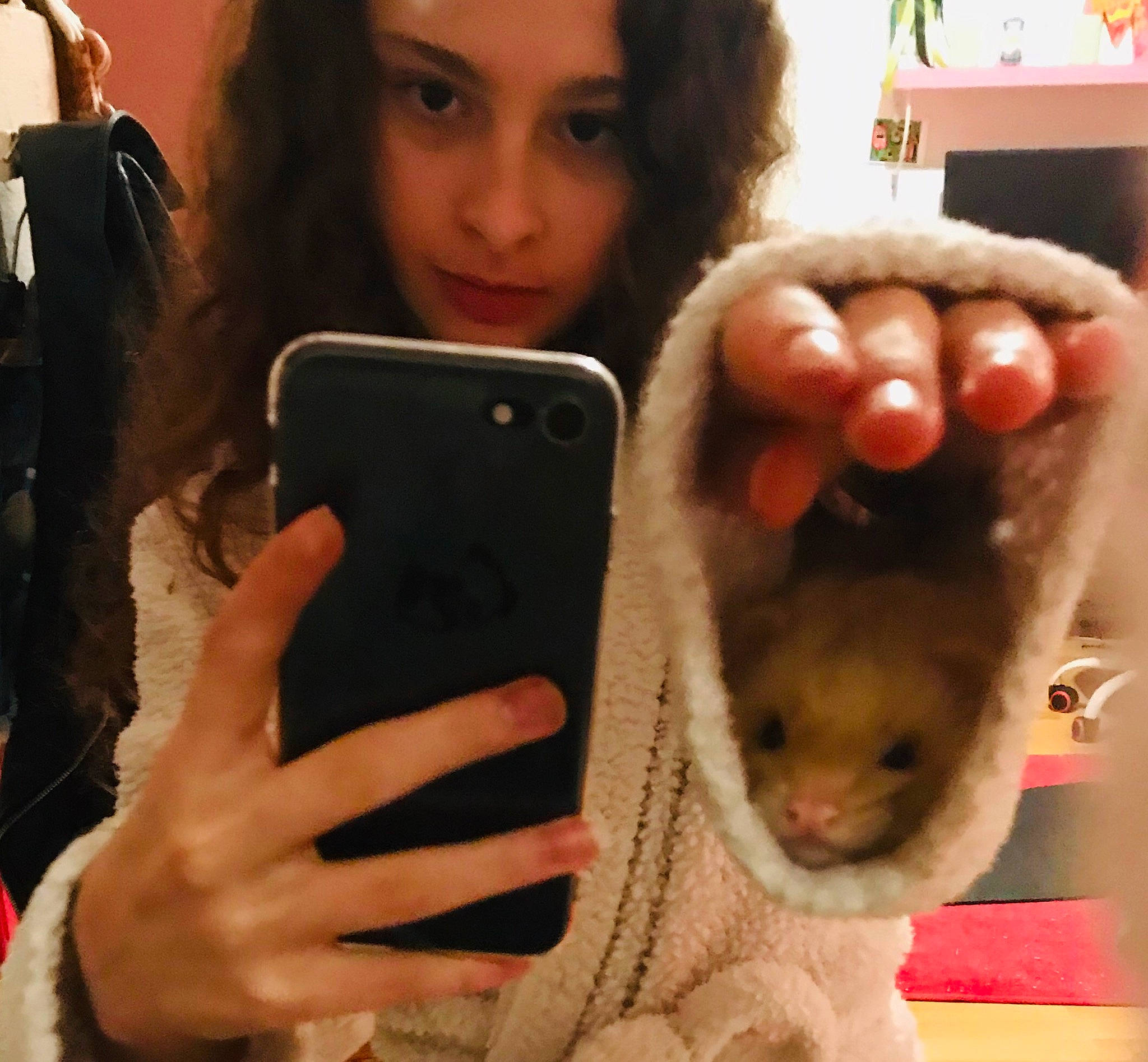 Tagada Et Titi a rejoint le concours — aidez-le/la à gagner de superbes lots ! electronic_device, fawn, fur, gadget, long_hair, nail, photography, selfie, skin, technology, thumb
