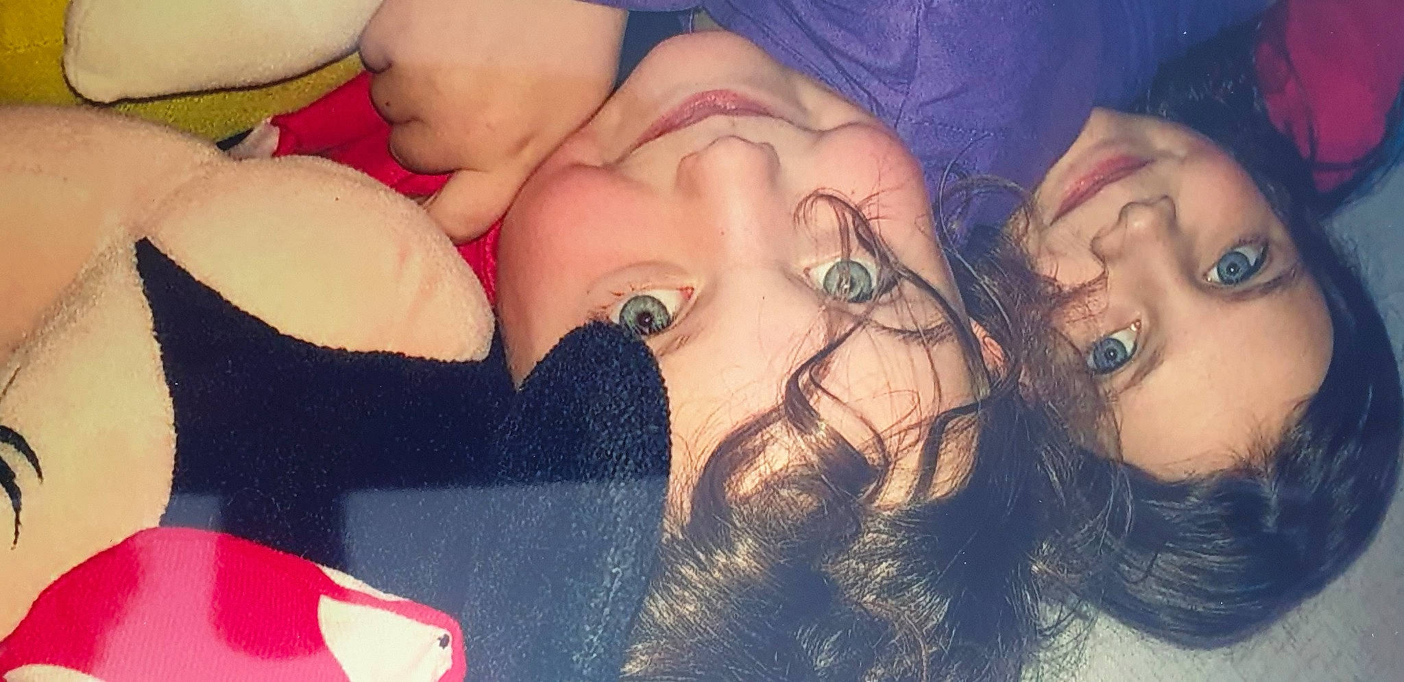 Léna a rejoint le concours — aidez-le/la à gagner de superbes lots ! arm, black_hair, cheek, chest, eyebrow, eyelash, eyewear, facial_expression, finger, gesture, hand, happy, jaw, joy, lip, mouth, nail, neck, nose, person