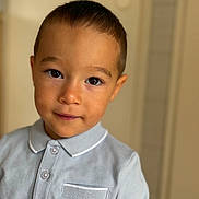 Nayan a rejoint le concours — aidez-le/la à gagner de superbes lots ! child, boy, portrait, indoor, smile, face, eyes, shirt, collar, young, cute, person, kid, light, blurry_background, closeup, expression, standing, casual, human