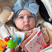 Paola a rejoint le concours — aidez-le/la à gagner de superbes lots ! baby, infant, stroller, headband, bow, toy, rattle, plush_toy, blanket, close_up, portrait, cheeks, blue_eyes, gaze, cozy, clothing, fabric, zipper, soft_toys, car_seat