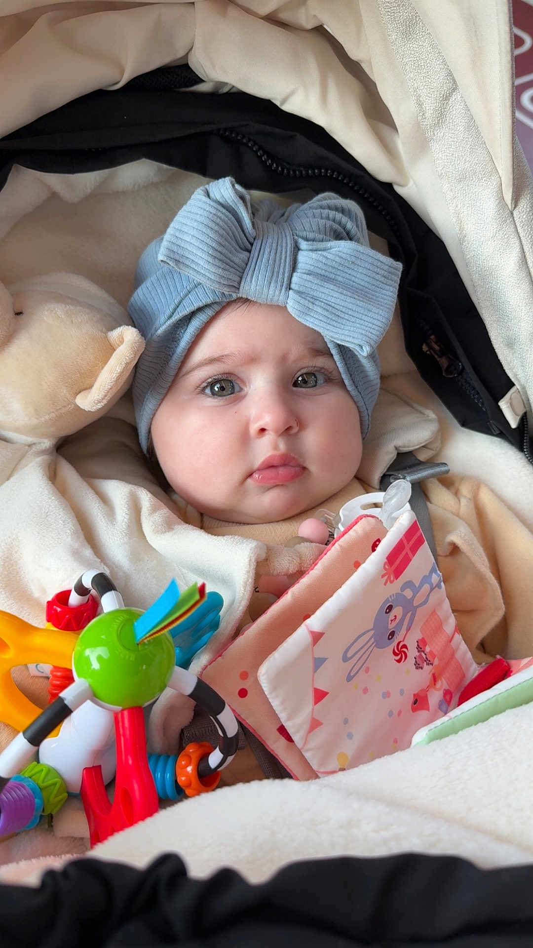 Paola a rejoint le concours — aidez-le/la à gagner de superbes lots ! baby, infant, stroller, headband, bow, toy, rattle, plush_toy, blanket, close_up, portrait, cheeks, blue_eyes, gaze, cozy, clothing, fabric, zipper, soft_toys, car_seat