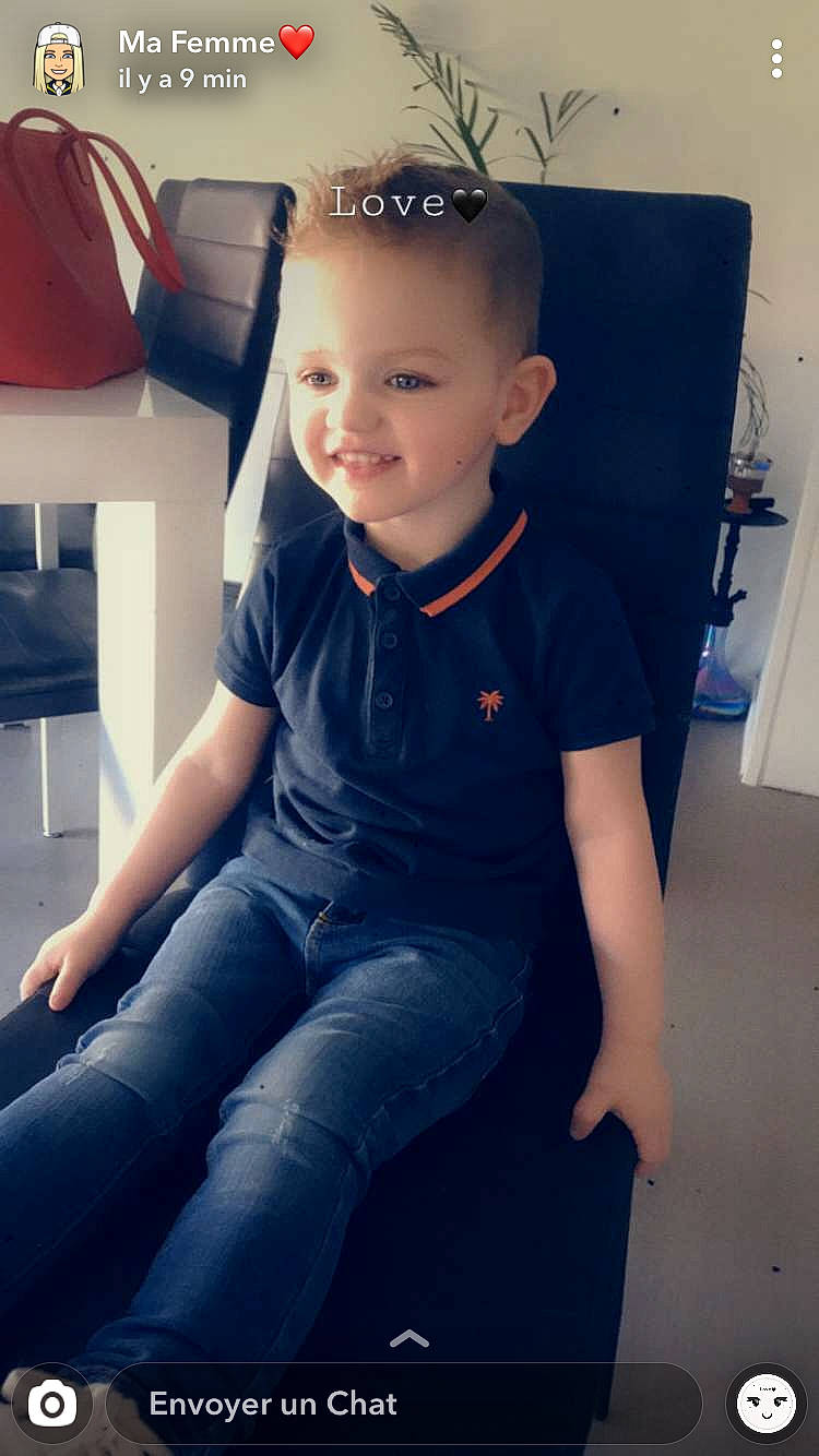 Lohann participe au concours pour gagner de l'argent avec cette photo : arm, baby, blue, chair, cheek, child, cool, face, furniture, head, jeans, joy, leg, person, photography, sitting, skin, smile, standing, t_shirt