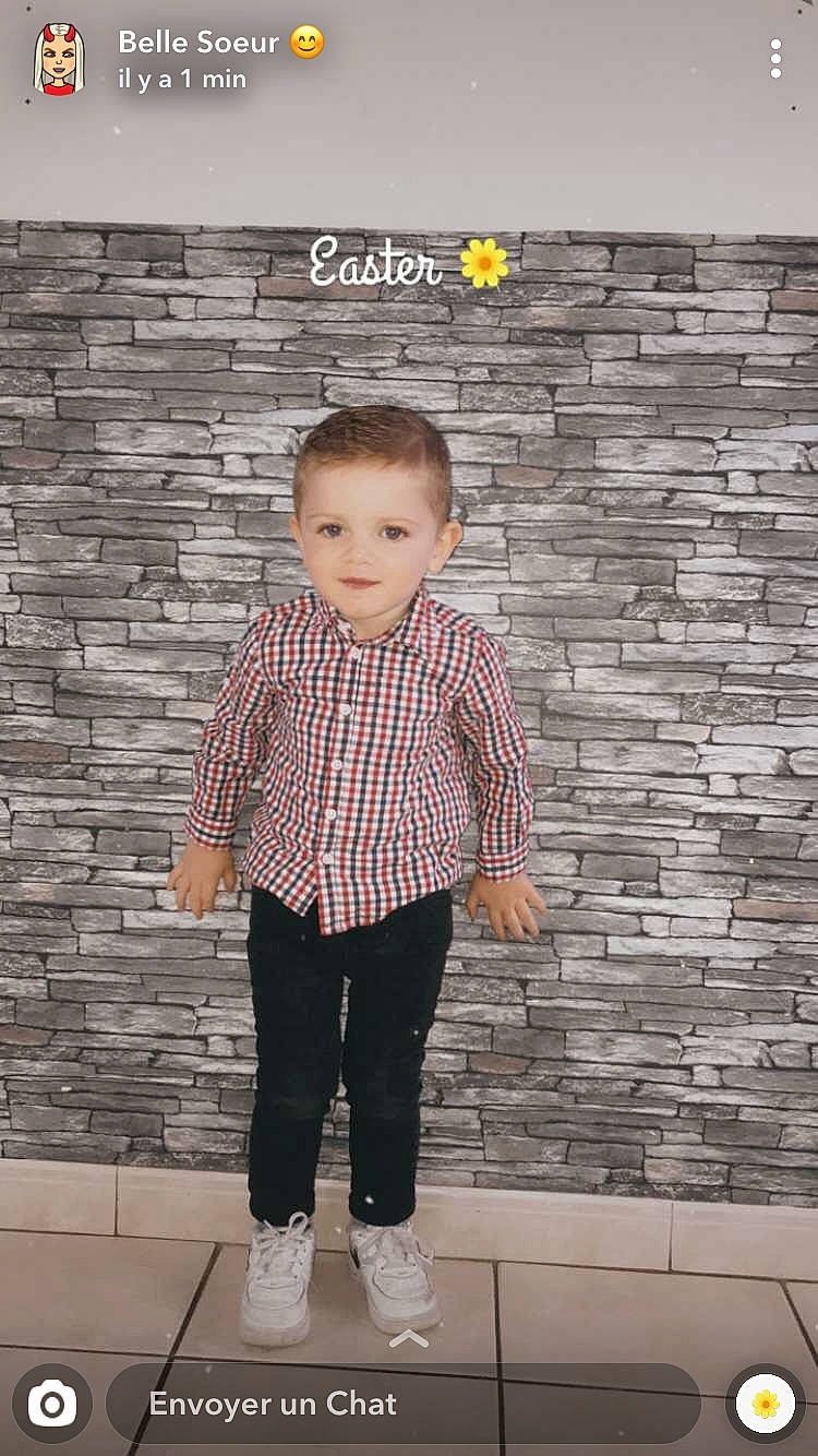 Lohann a rejoint le concours — aidez-le/la à gagner de superbes lots ! child, child_model, clothing, denim, design, footwear, jeans, outerwear, pattern, person, photograph, photography, shoe, sleeve, snapshot, standing, t_shirt, toddler, trousers