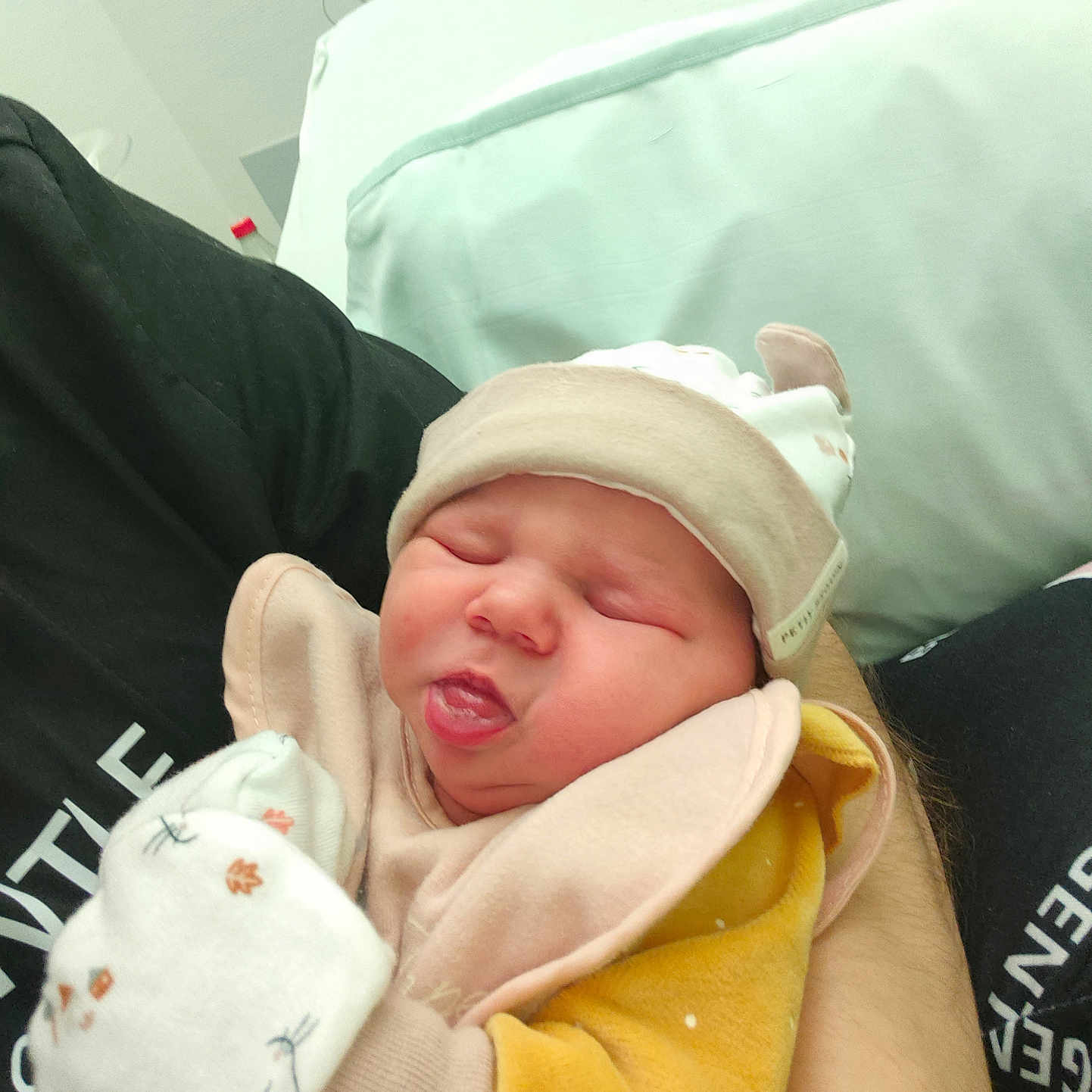 Alixia a rejoint le concours — aidez-le/la à gagner de superbes lots ! architecture, baby, bed, blanket, bonnet, building, clothing, cushion, face, furniture, glove, hat, head, homedecor, hospital, newborn, person, photography, portrait, sleeping