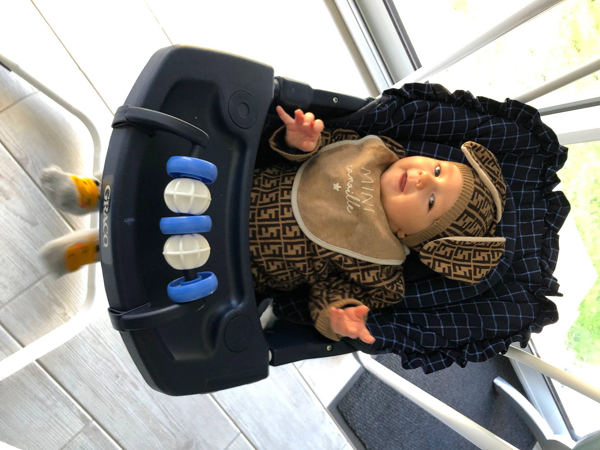 Arya a rejoint le concours — aidez-le/la à gagner de superbes lots ! audio_equipment, auto_part, automotive_design, automotive_exterior, automotive_tire, automotive_wheel_system, car_seat, chair, comfort, eyewear, fashion_accessory, gadget, head_restraint, headwear, luxury_vehicle, machine, motor_vehicle, person, personal_protective_equipment, steering_wheel