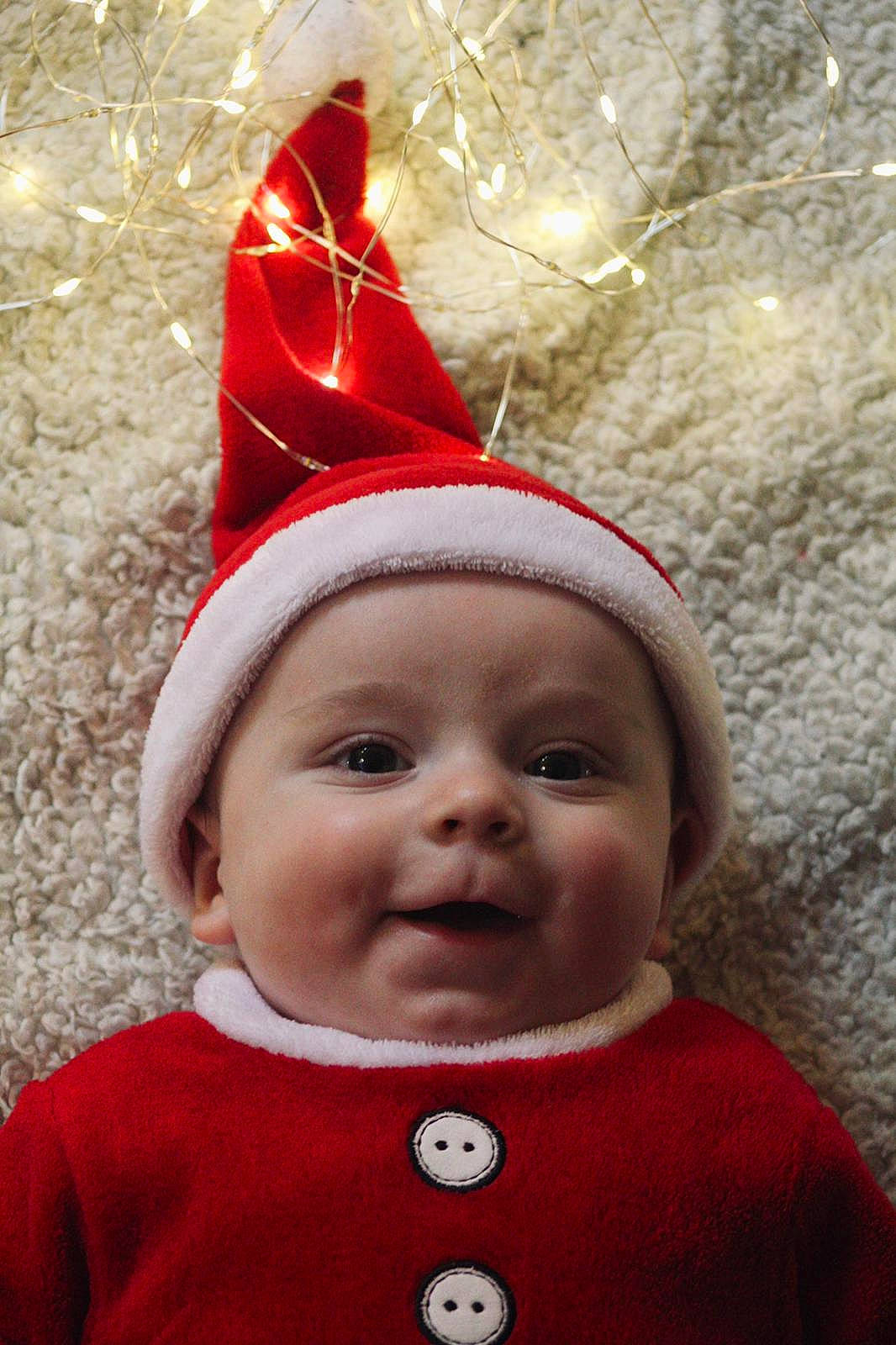 Lyam participe au concours pour gagner de l'argent avec cette photo : art, baby_toddler_clothing, cap, christmas, christmas_decoration, christmas_ornament, cone, costume_hat, event, happy, hat, headgear, headwear, holiday, holiday_ornament, ornament, person, red, sleeve, smile