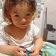 Sacha a rejoint le concours — aidez-le/la à gagner de superbes lots ! child, toddler, smile, sunglasses, toy, table, indoor, person, playing, face, hair, clothing, hand, furniture, colorful, expression, cute, young, happy, casual