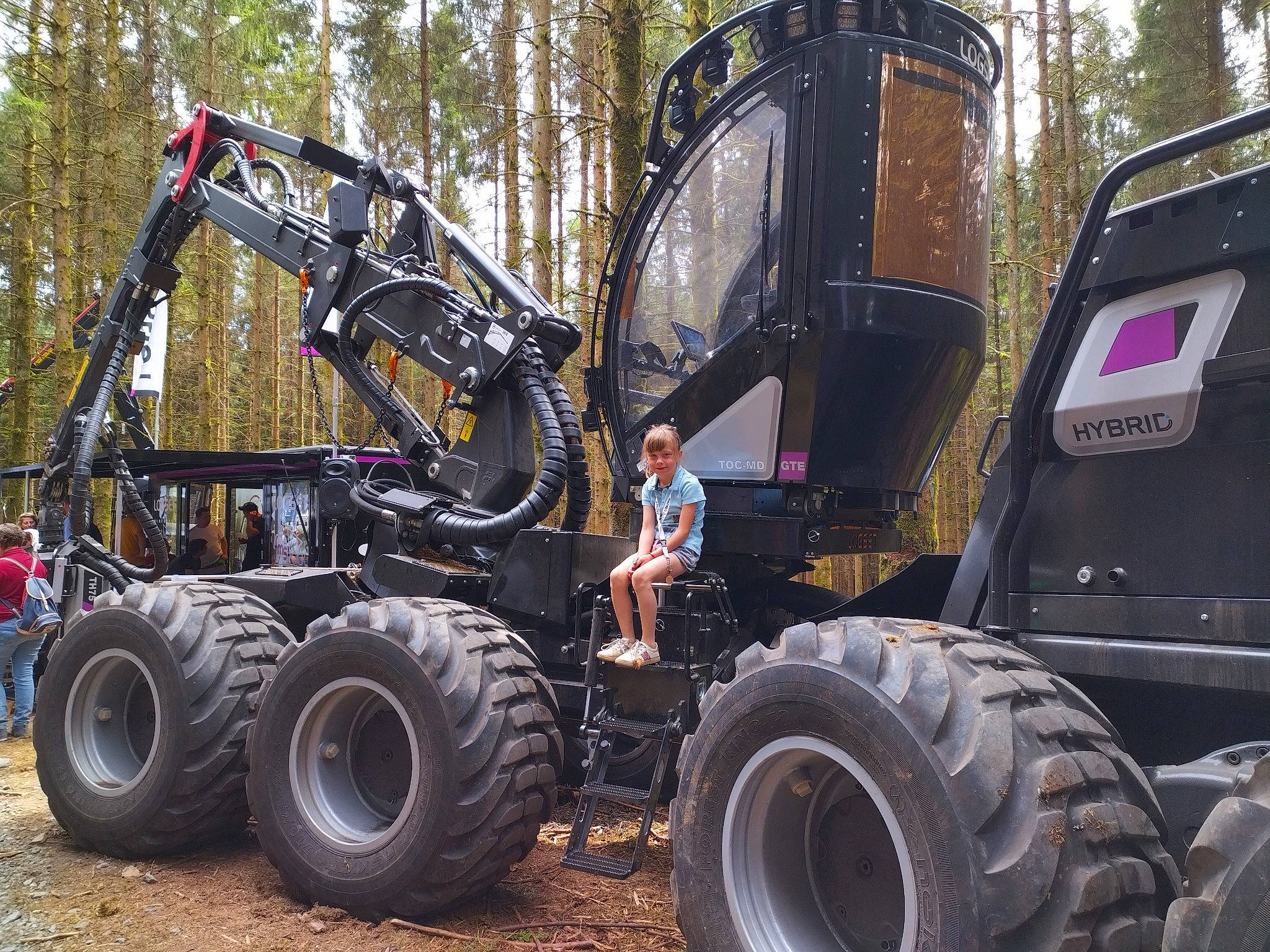Noémie participe au concours pour gagner de l'argent avec cette photo : auto_part, automotive_design, automotive_exterior, automotive_tire, automotive_wheel_system, bumper, fender, joy, land_vehicle, mode_of_transport, monster_truck, motor_vehicle, person, rim, rolling, synthetic_rubber, tire, tire_care, tread, tree