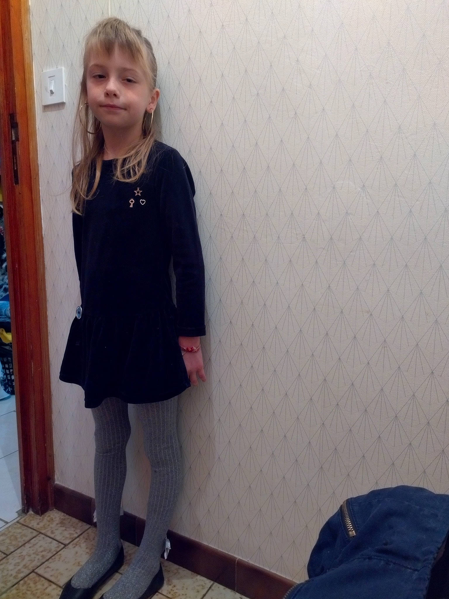 Noémie participe au concours pour gagner de l'argent avec cette photo : bangs, blazer, blond, brown_hair, denim, electric_blue, fashion_accessory, fashion_design, grey, human_leg, joint, knee, leggings, long_hair, neck, pattern, person, shoulder, sleeve, thigh