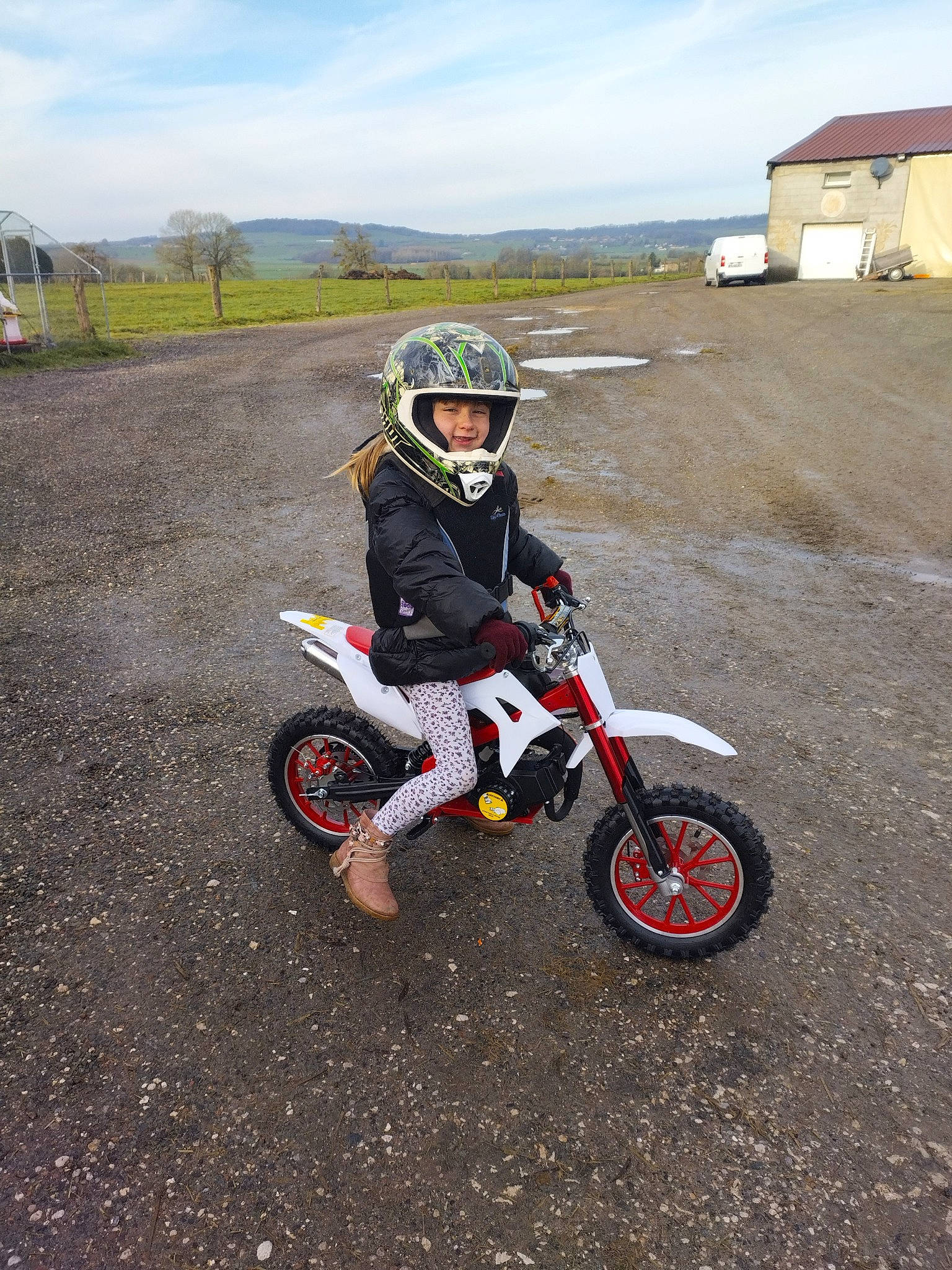 Noémie participe au concours pour gagner de l'argent avec cette photo : automotive_design, automotive_lighting, automotive_tire, cloud, ecoregion, enduro, fender, headwear, helmet, joy, motocross, motor_vehicle, motorcycle, motorcycle_helmet, motorsport, person, racing, rim, sky, sports_equipment