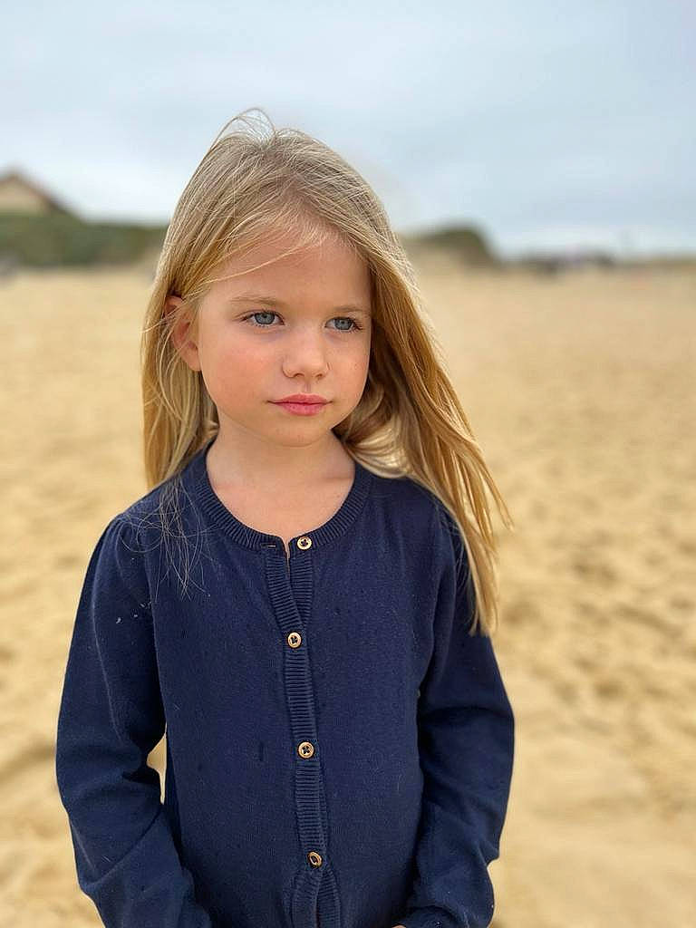 Naomi a rejoint le concours — aidez-le/la à gagner de superbes lots ! beach, beauty, clothing, electric_blue, eye, face, flash_photography, hairstyle, happy, head, iris, lip, long_hair, neck, outerwear, person, skin, sky, sleeve, toddler